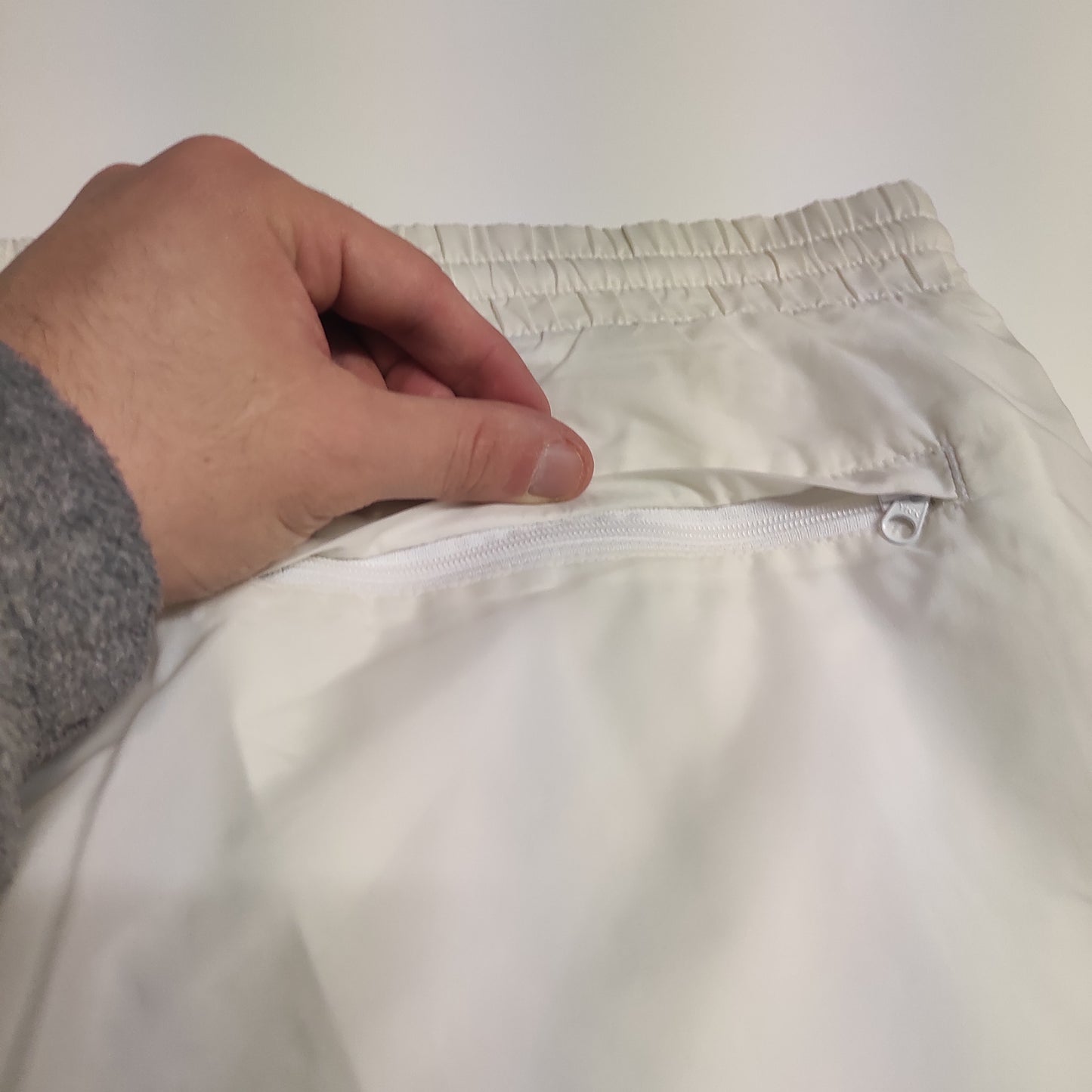 Entdecke unsere Vintage Track Pants von Nike und anderen Marken, erhältlich bei Valuxery.de - Dein Shop für trendige Vintage - Kleidung. Unsere Track Pants sind aus hochwertigen Materialien und