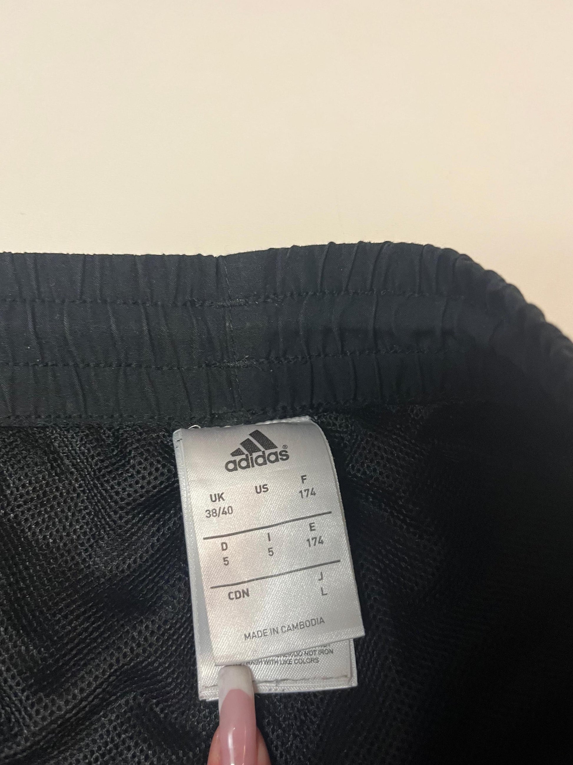 Entdecke unsere Vintage Track Pants von Nike und anderen Marken, erhältlich bei Valuxery.de - Dein Shop für trendige Vintage - Kleidung. Unsere Track Pants sind aus hochwertigen Materialien und