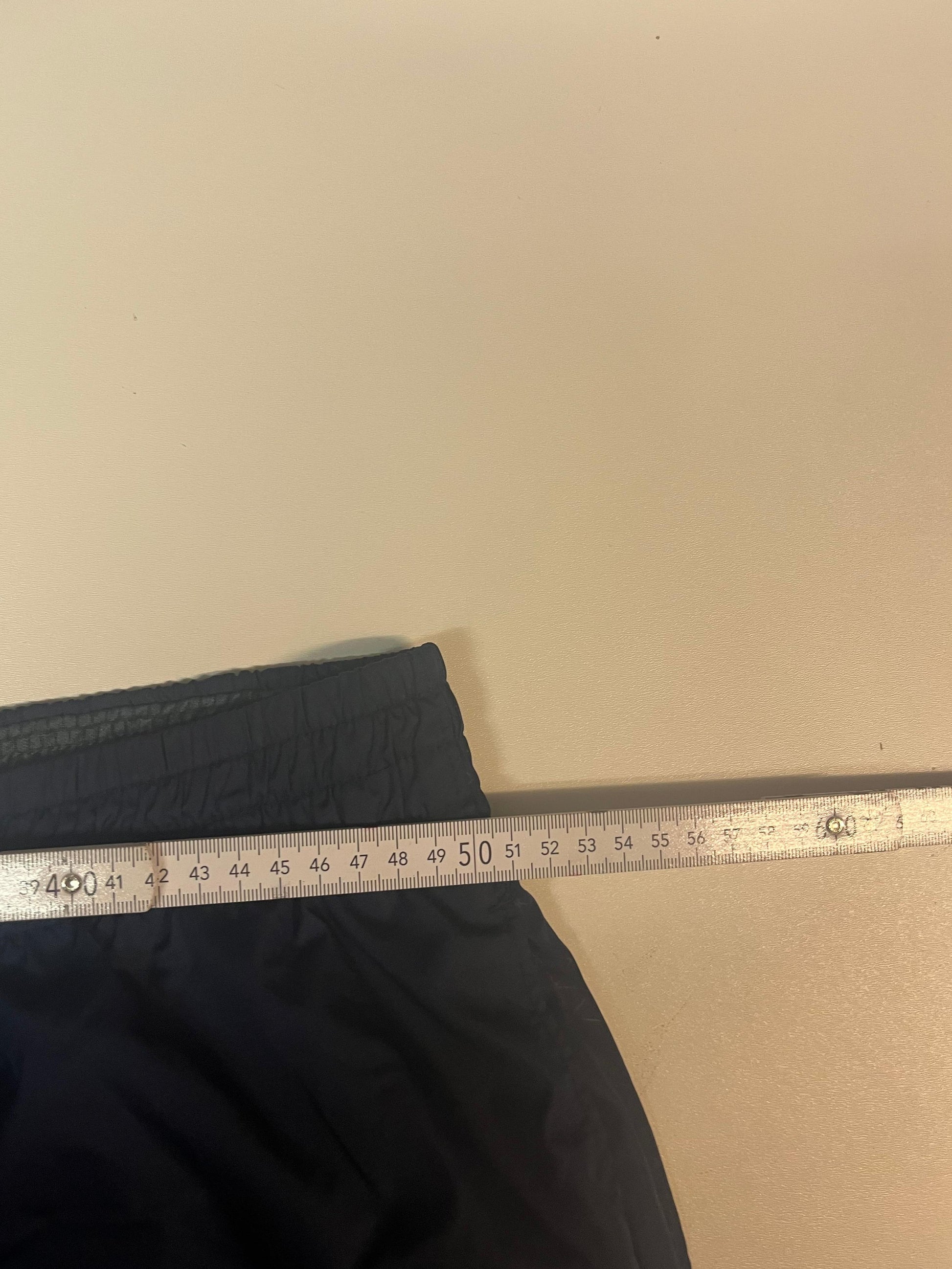 Entdecke unsere Vintage Track Pants von Nike und anderen Marken, erhältlich bei Valuxery.de - Dein Shop für trendige Vintage - Kleidung. Unsere Track Pants sind aus hochwertigen Materialien und