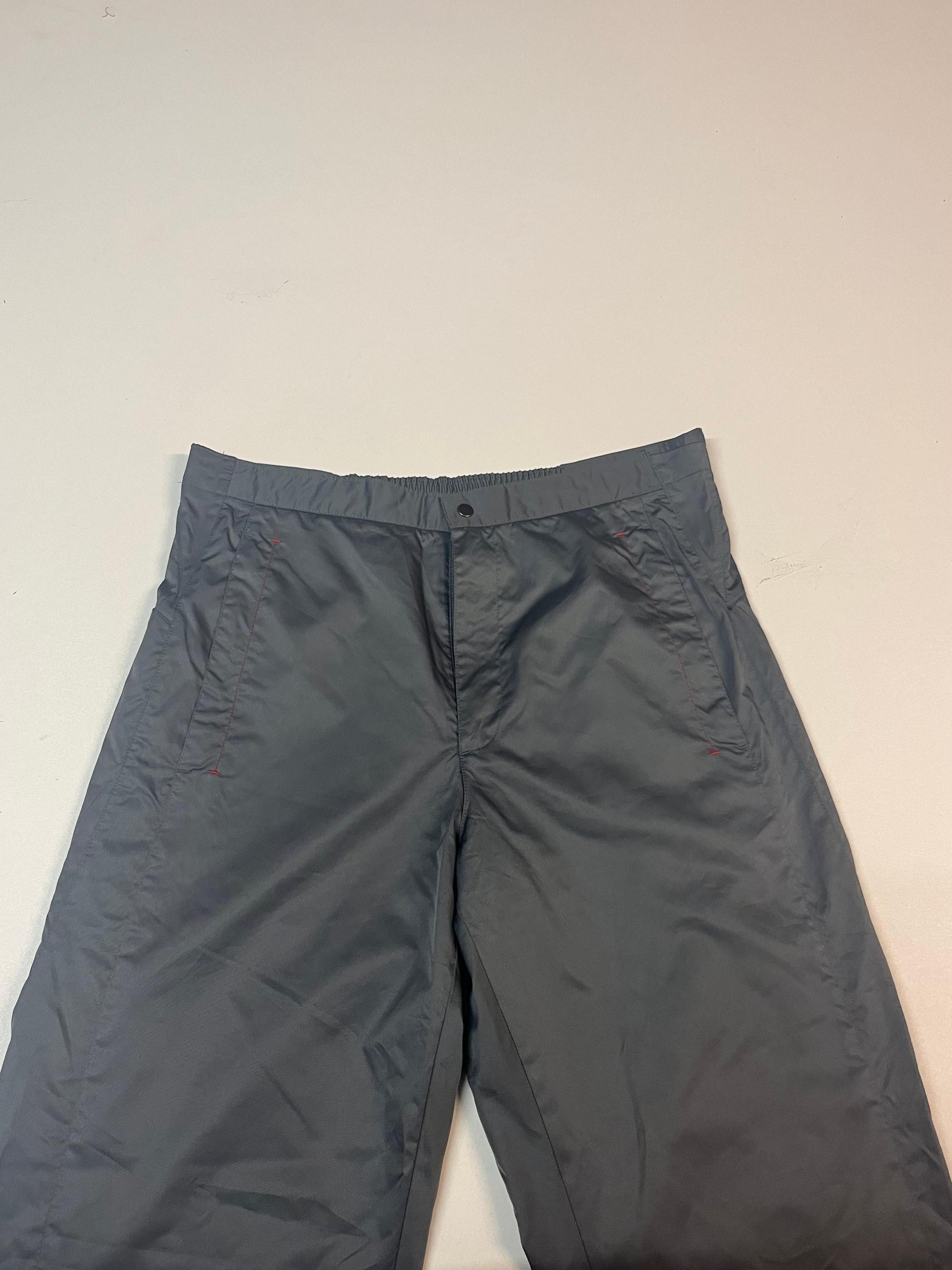 Entdecke unsere Vintage Track Pants von Nike und anderen Marken, erhältlich bei Valuxery.de - Dein Shop für trendige Vintage - Kleidung. Unsere Track Pants sind aus hochwertigen Materialien und