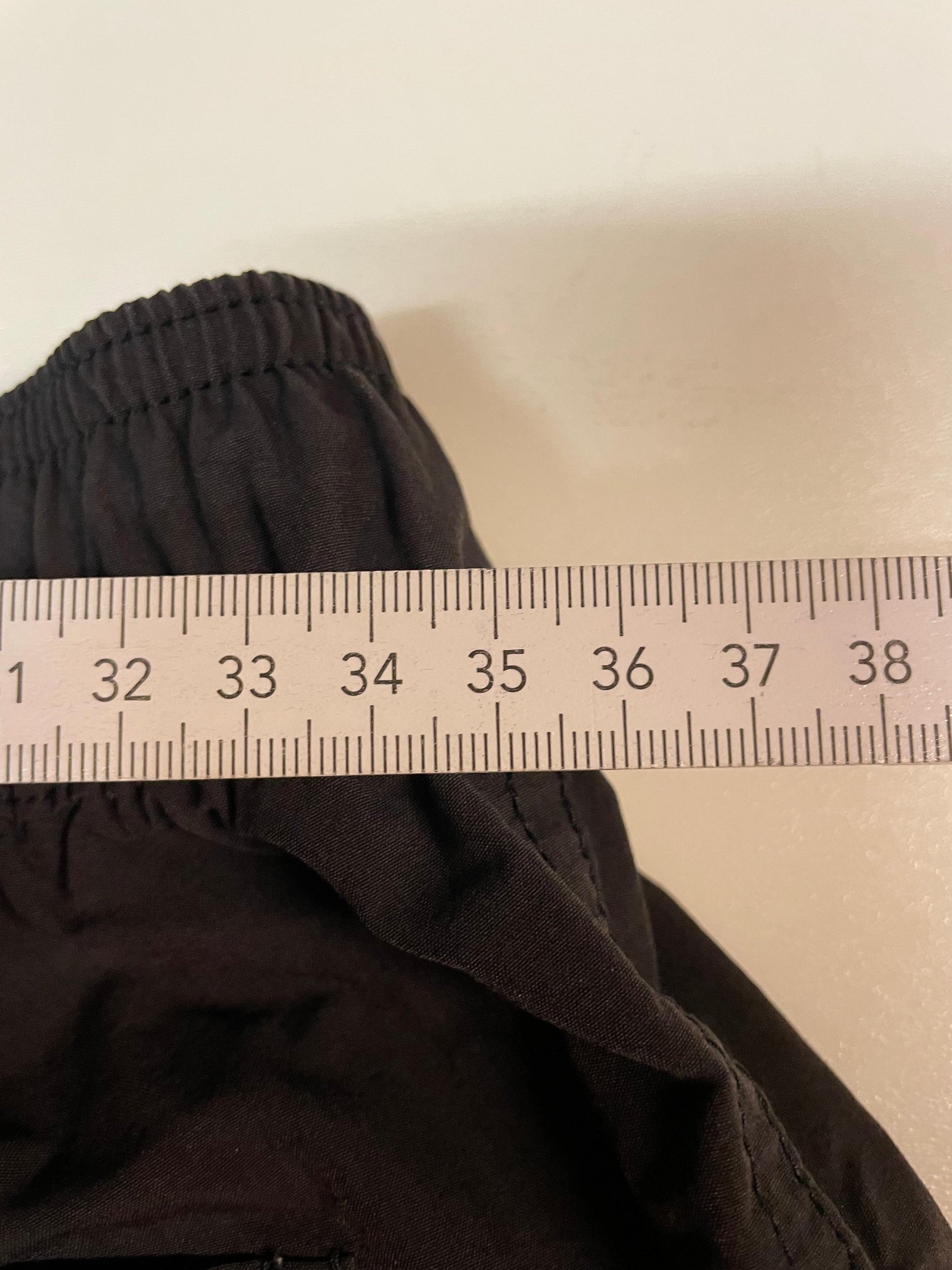 Entdecke unsere Vintage Track Pants von Nike und anderen Marken, erhältlich bei Valuxery.de - Dein Shop für trendige Vintage - Kleidung. Unsere Track Pants sind aus hochwertigen Materialien und