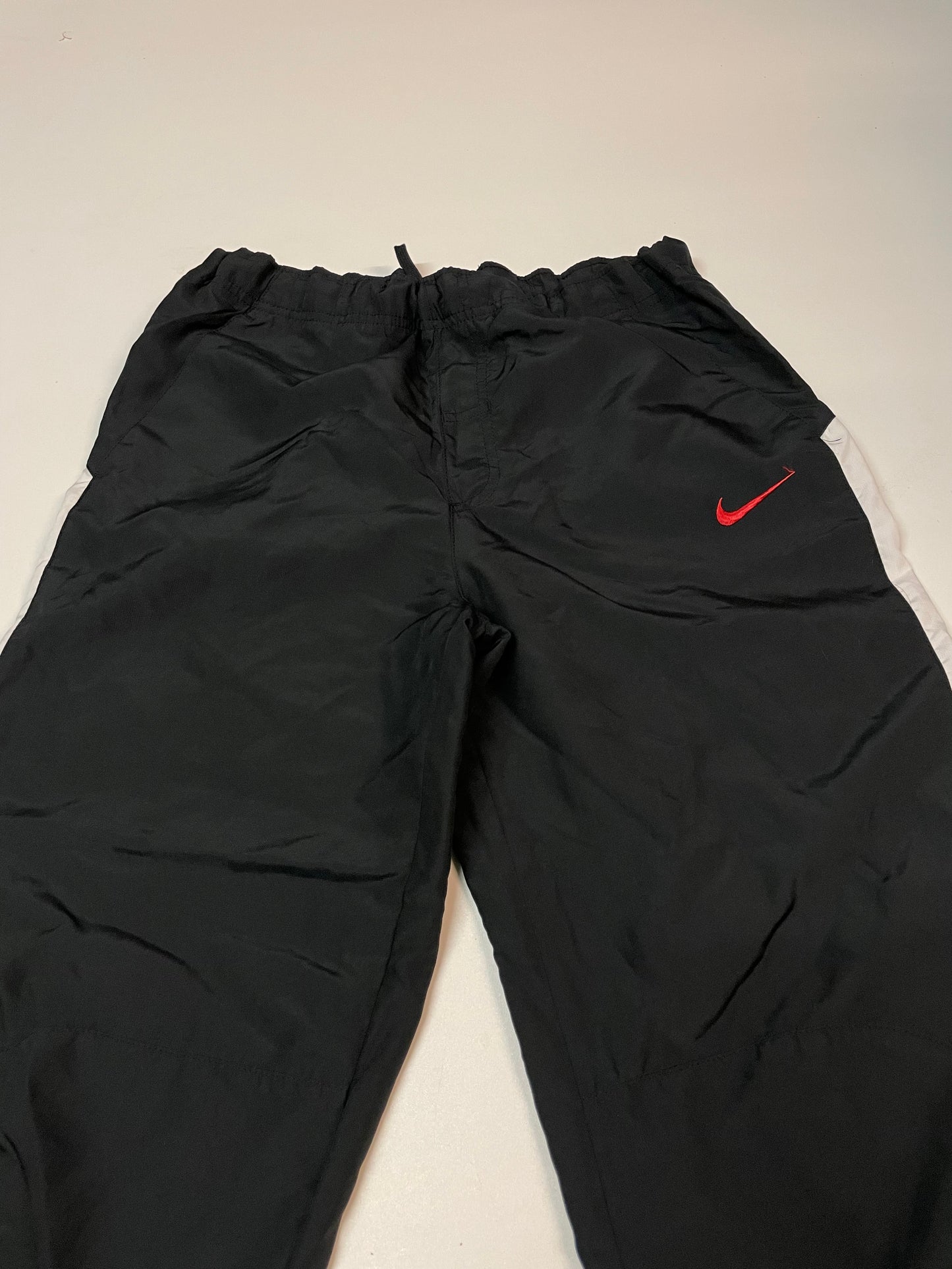 Entdecke unsere Vintage Track Pants von Nike und anderen Marken, erhältlich bei Valuxery.de - Dein Shop für trendige Vintage - Kleidung. Unsere Track Pants sind aus hochwertigen Materialien und
