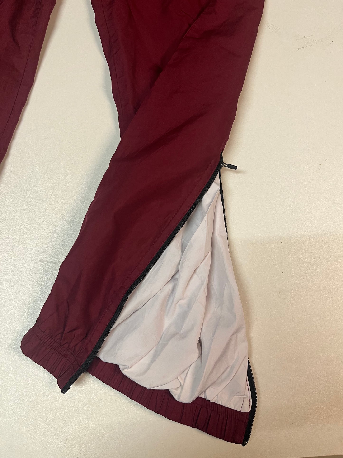 Entdecke unsere Vintage Track Pants von Nike und anderen Marken, erhältlich bei Valuxery.de - Dein Shop für trendige Vintage - Kleidung. Unsere Track Pants sind aus hochwertigen Materialien und