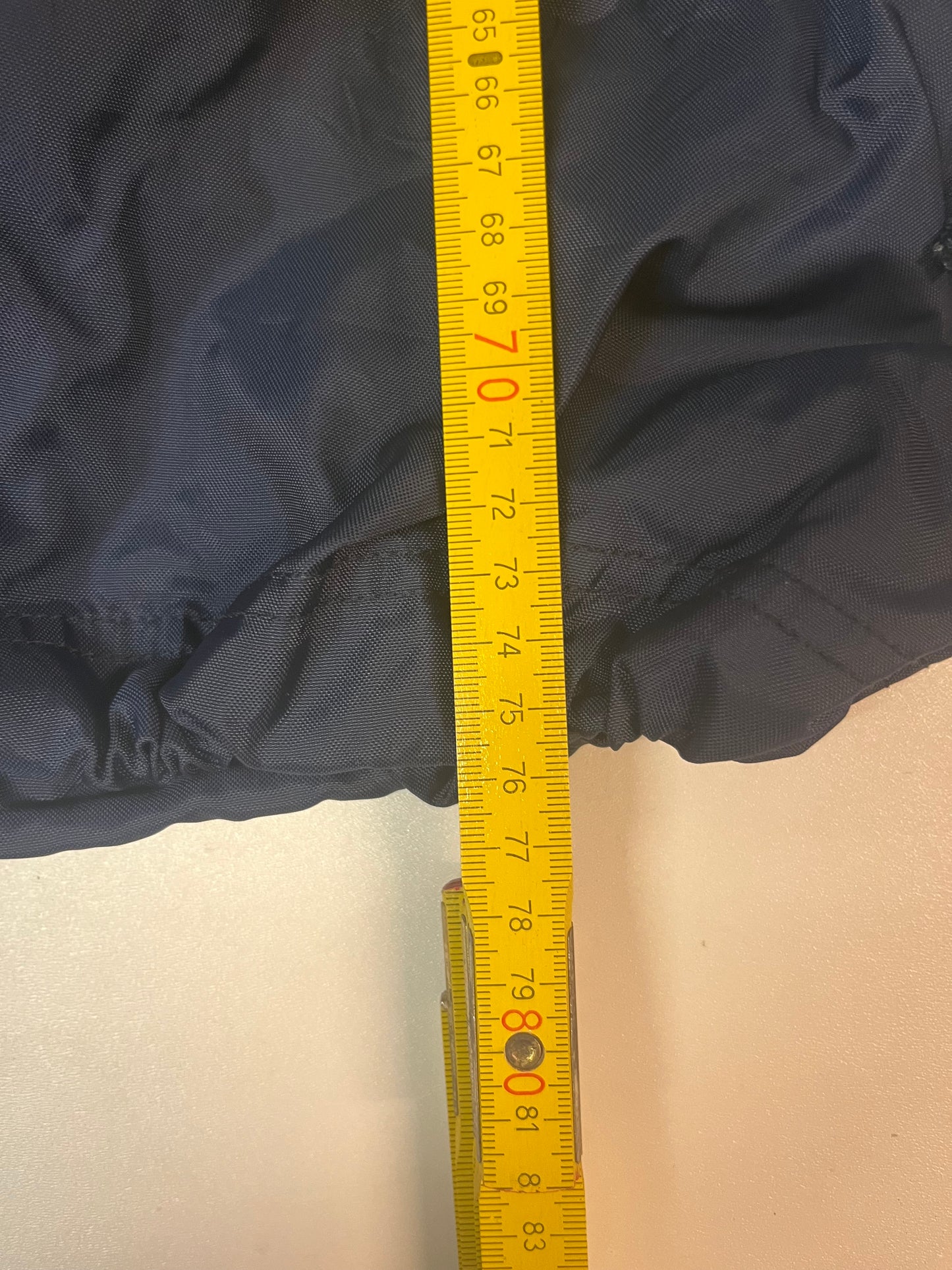 Entdecke unsere Vintage Track Pants von Nike und anderen Marken, erhältlich bei Valuxery.de - Dein Shop für trendige Vintage - Kleidung. Unsere Track Pants sind aus hochwertigen Materialien und