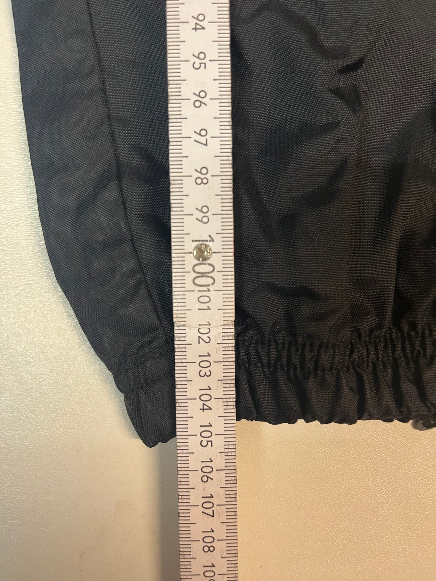 Entdecke unsere Vintage Track Pants von Nike und anderen Marken, erhältlich bei Valuxery.de - Dein Shop für trendige Vintage - Kleidung. Unsere Track Pants sind aus hochwertigen Materialien und