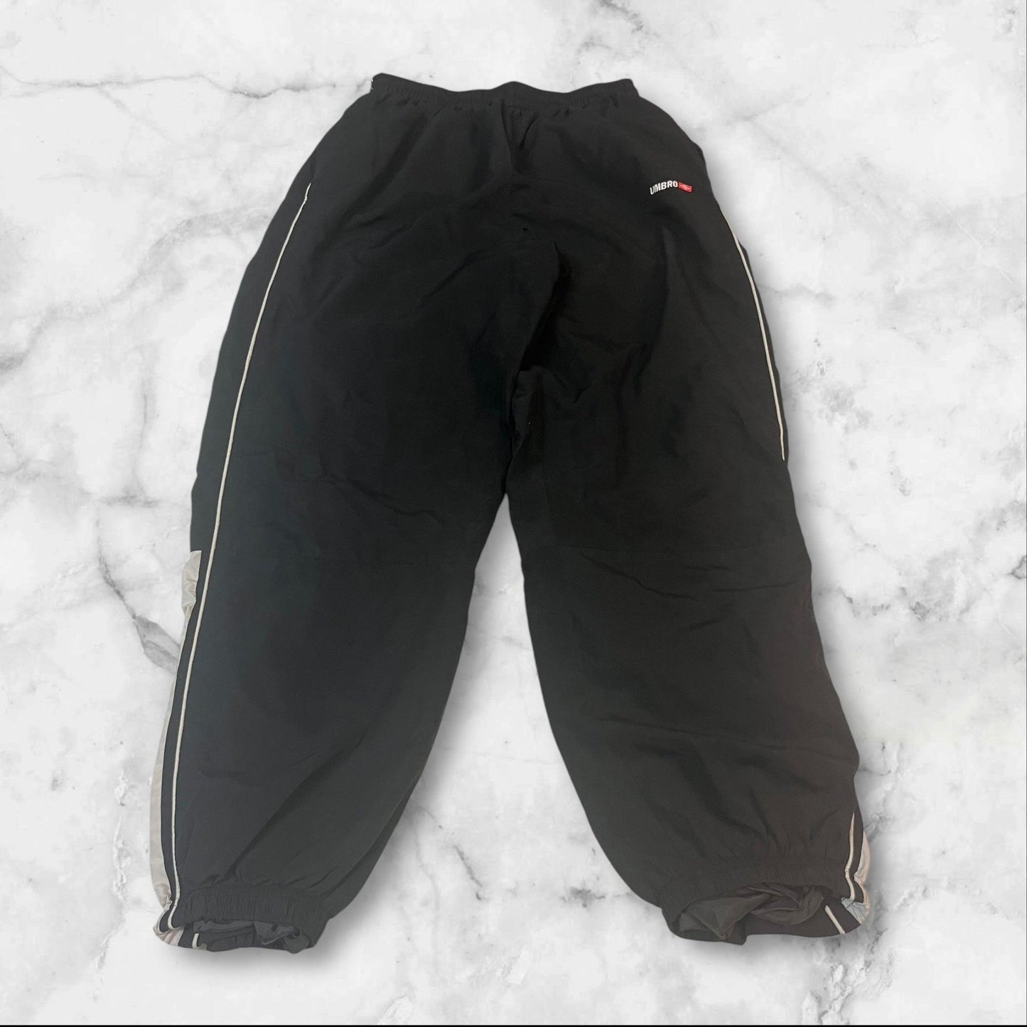 Entdecke unsere Vintage Track Pants von Nike und anderen Marken, erhältlich bei Valuxery.de - Dein Shop für trendige Vintage - Kleidung. Unsere Track Pants sind aus hochwertigen Materialien und