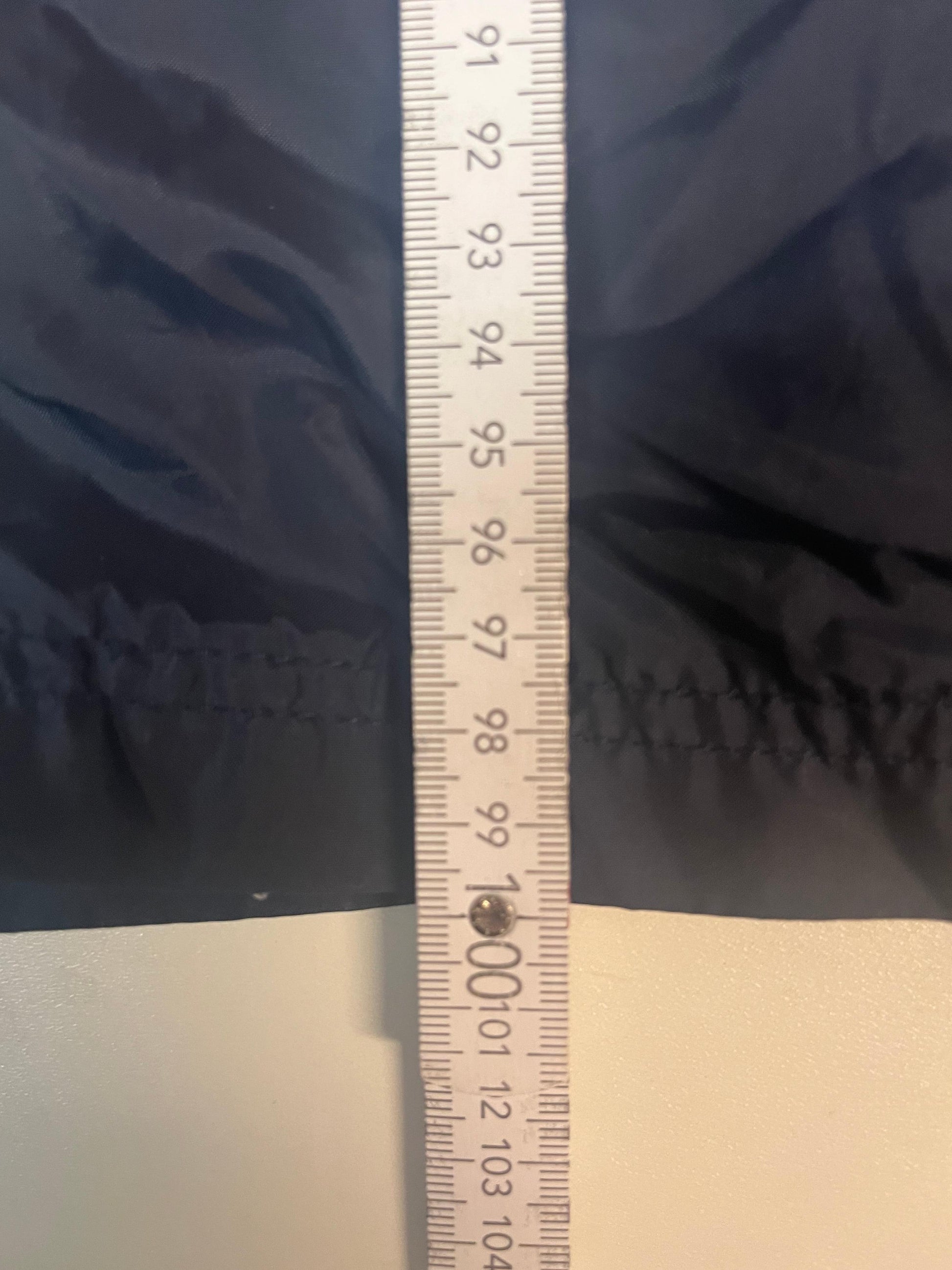 Entdecke unsere Vintage Track Pants von Nike und anderen Marken, erhältlich bei Valuxery.de - Dein Shop für trendige Vintage - Kleidung. Unsere Track Pants sind aus hochwertigen Materialien und