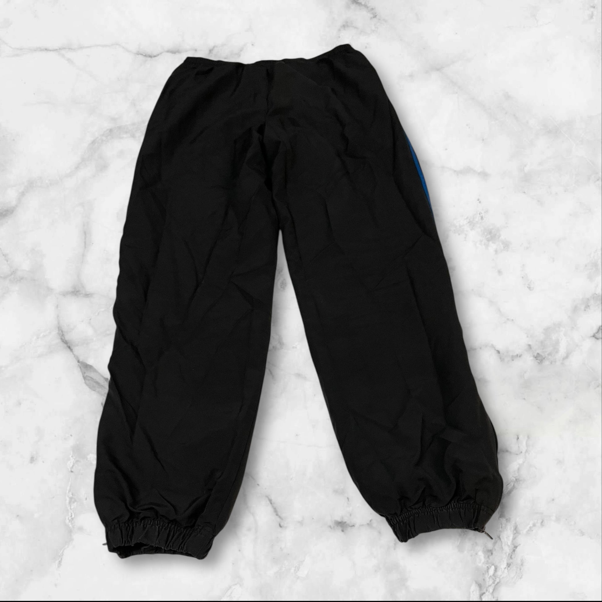 Entdecke unsere Vintage Track Pants von Nike und anderen Marken, erhältlich bei Valuxery.de - Dein Shop für trendige Vintage - Kleidung. Unsere Track Pants sind aus hochwertigen Materialien und