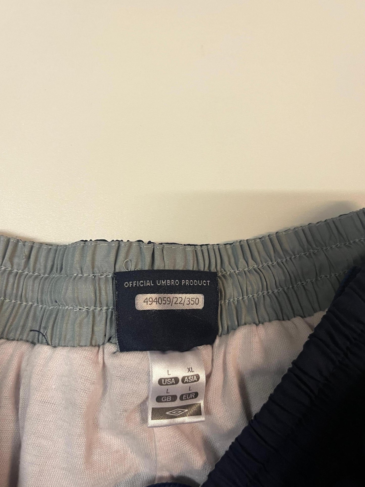 Entdecke unsere Vintage Track Pants von Nike und anderen Marken, erhältlich bei Valuxery.de - Dein Shop für trendige Vintage - Kleidung. Unsere Track Pants sind aus hochwertigen Materialien und
