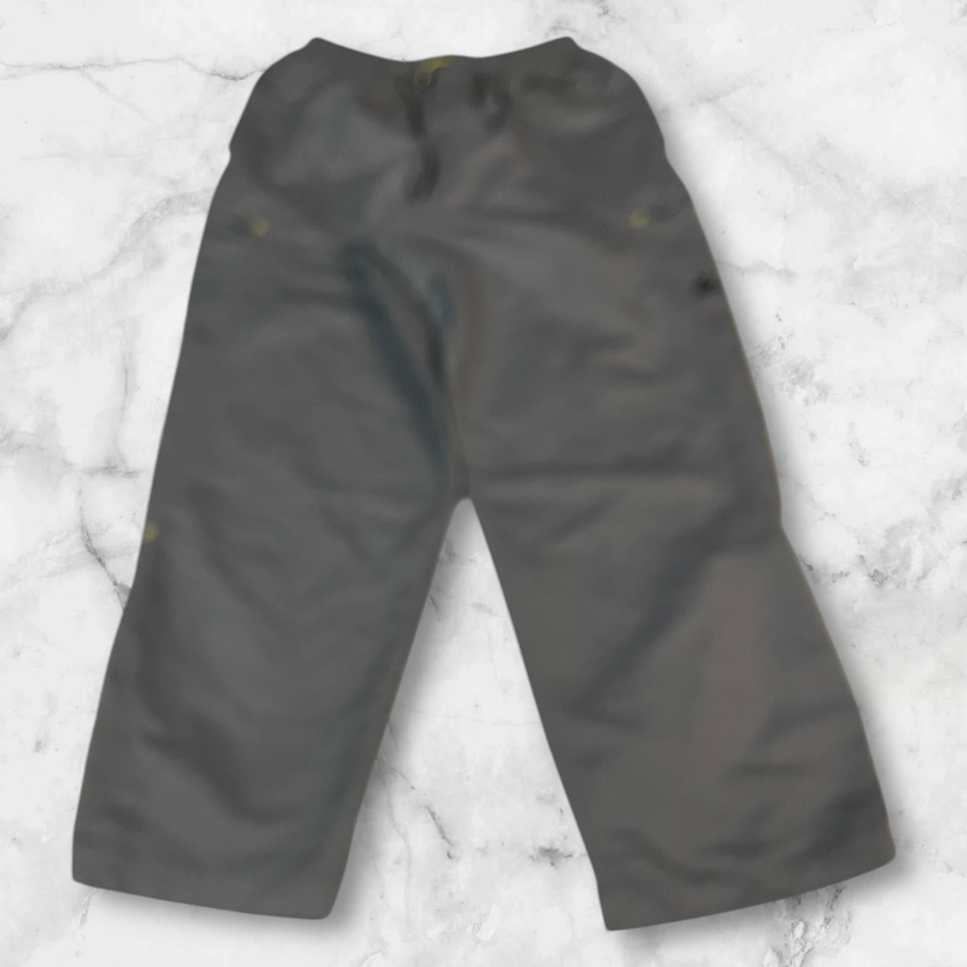 Entdecke unsere Vintage Track Pants von Nike und anderen Marken, erhältlich bei Valuxery.de - Dein Shop für trendige Vintage - Kleidung. Unsere Track Pants sind aus hochwertigen Materialien und
