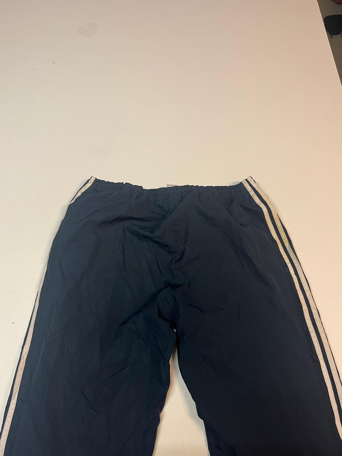 Entdecke unsere Vintage Track Pants von Nike und anderen Marken, erhältlich bei Valuxery.de - Dein Shop für trendige Vintage - Kleidung. Unsere Track Pants sind aus hochwertigen Materialien und