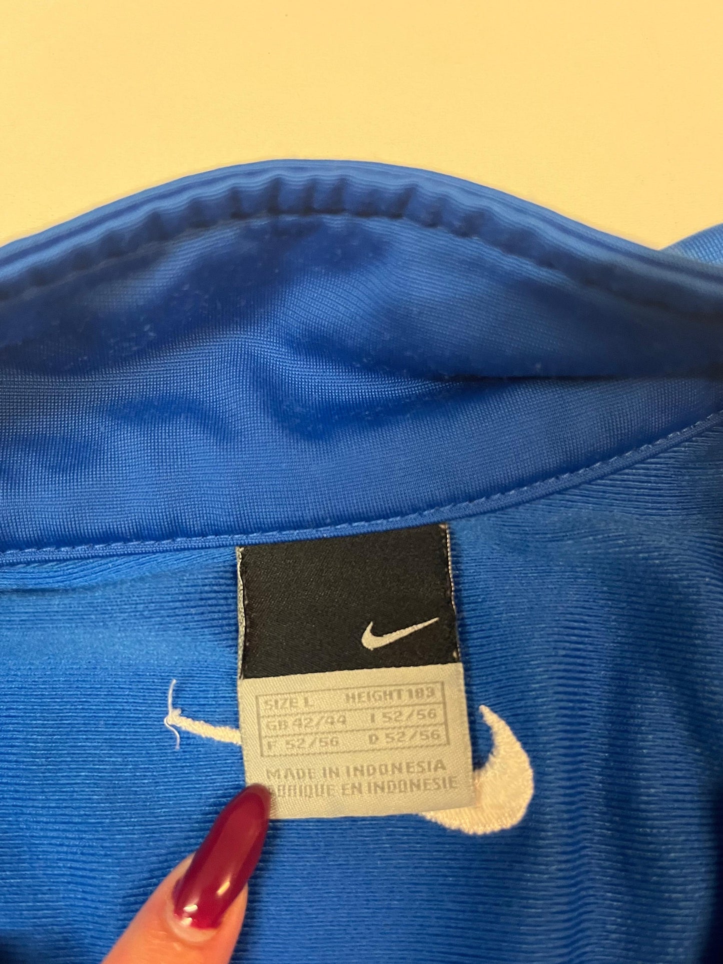Entdecke unsere Vintage Track Pants von Nike und anderen Marken, erhältlich bei Valuxery.de - Dein Shop für trendige Vintage - Kleidung. Unsere Track Pants sind aus hochwertigen Materialien und