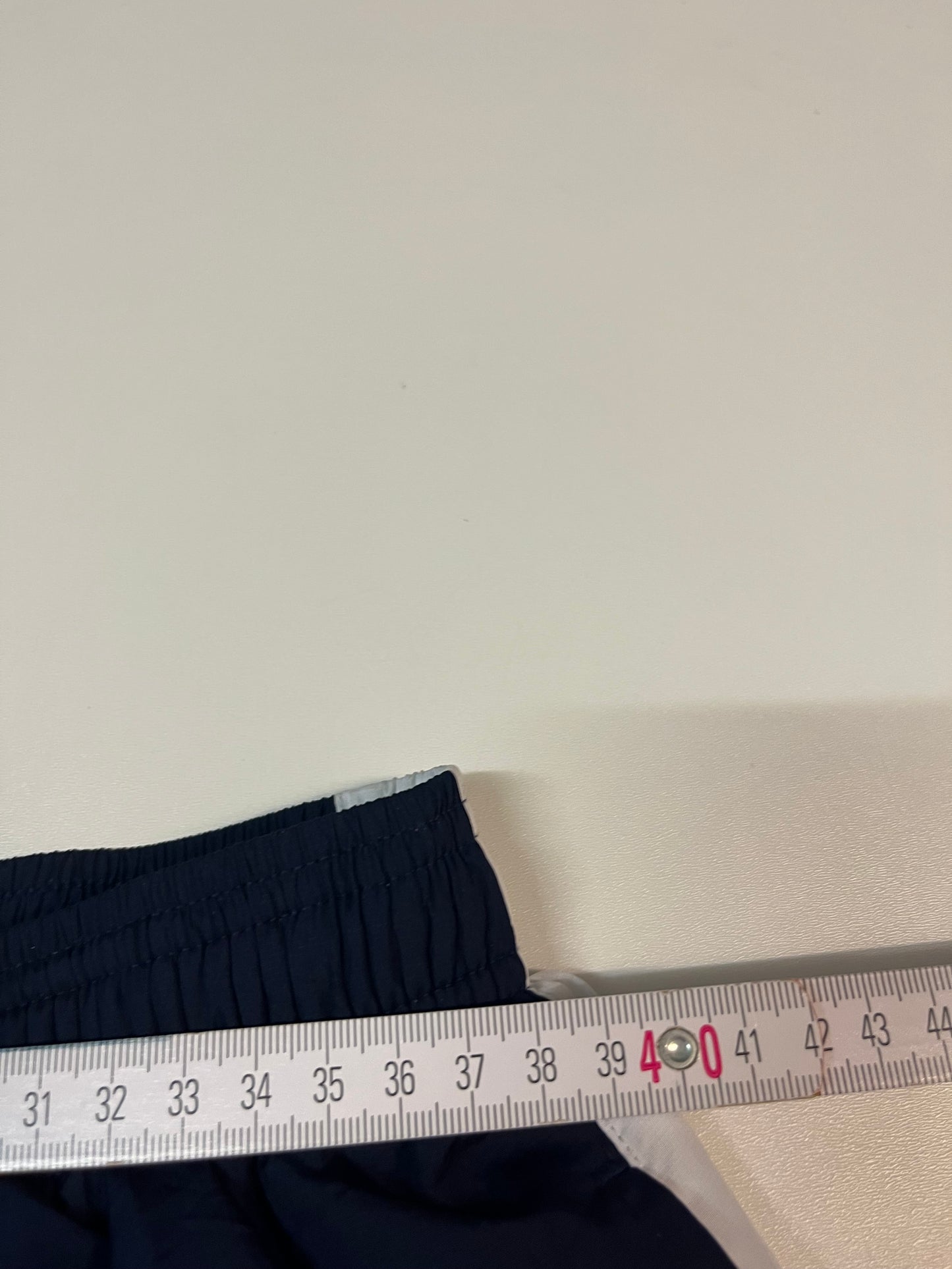 Entdecke unsere Vintage Track Pants von Nike und anderen Marken, erhältlich bei Valuxery.de - Dein Shop für trendige Vintage - Kleidung. Unsere Track Pants sind aus hochwertigen Materialien und