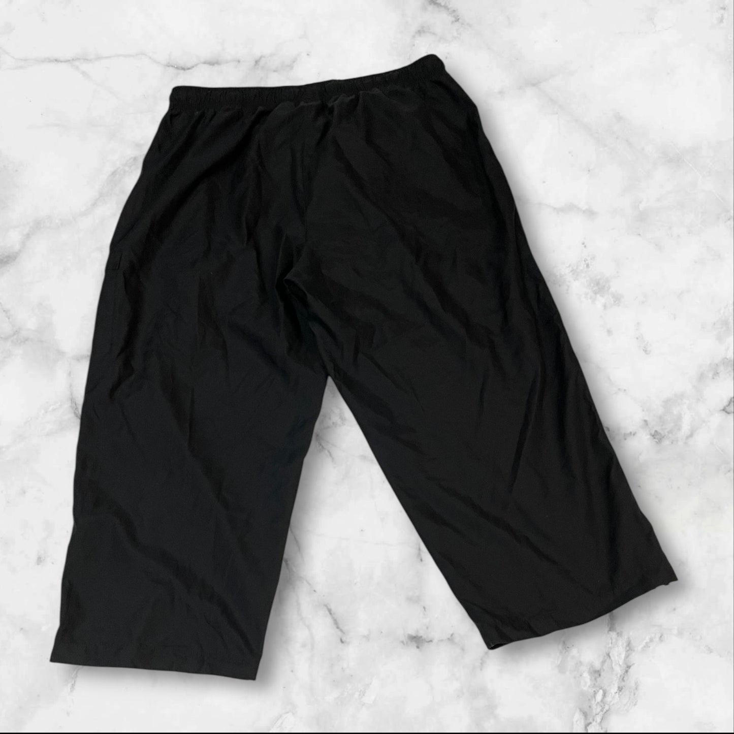 Entdecke unsere Vintage Track Pants von Nike und anderen Marken, erhältlich bei Valuxery.de - Dein Shop für trendige Vintage - Kleidung. Unsere Track Pants sind aus hochwertigen Materialien und