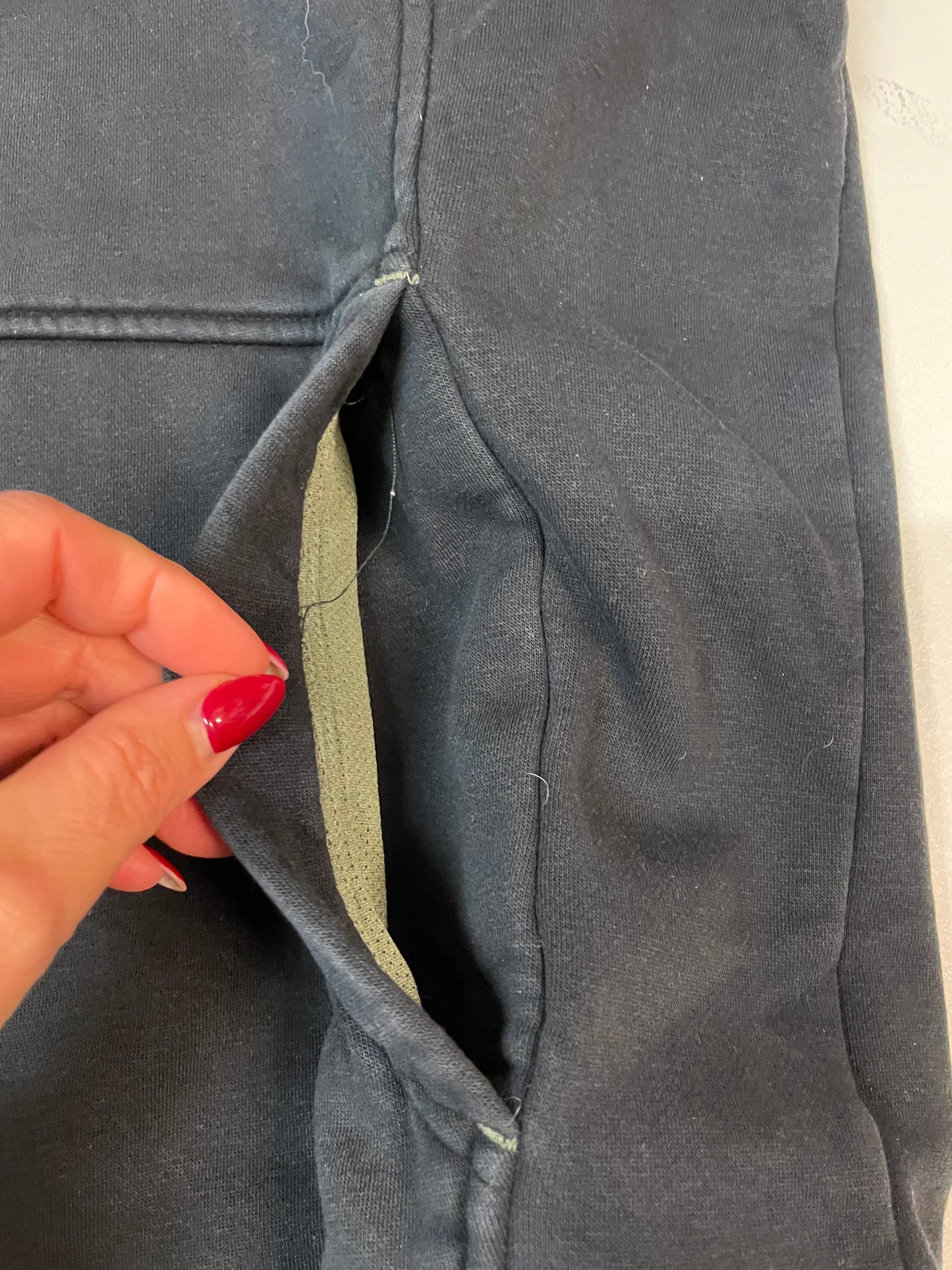 Entdecke unsere Vintage Track Pants von Nike und anderen Marken, erhältlich bei Valuxery.de - Dein Shop für trendige Vintage - Kleidung. Unsere Track Pants sind aus hochwertigen Materialien und