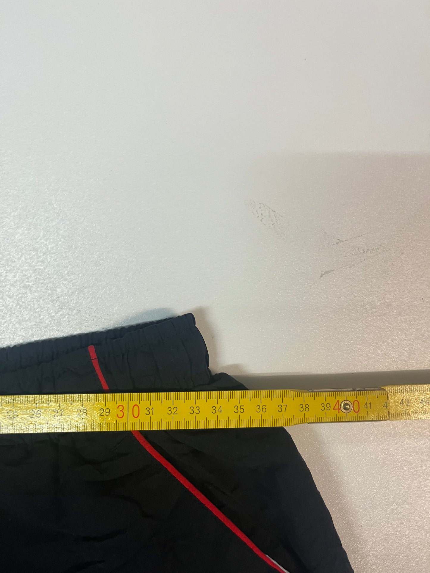 Entdecke unsere Vintage Track Pants von Nike und anderen Marken, erhältlich bei Valuxery.de - Dein Shop für trendige Vintage - Kleidung. Unsere Track Pants sind aus hochwertigen Materialien und