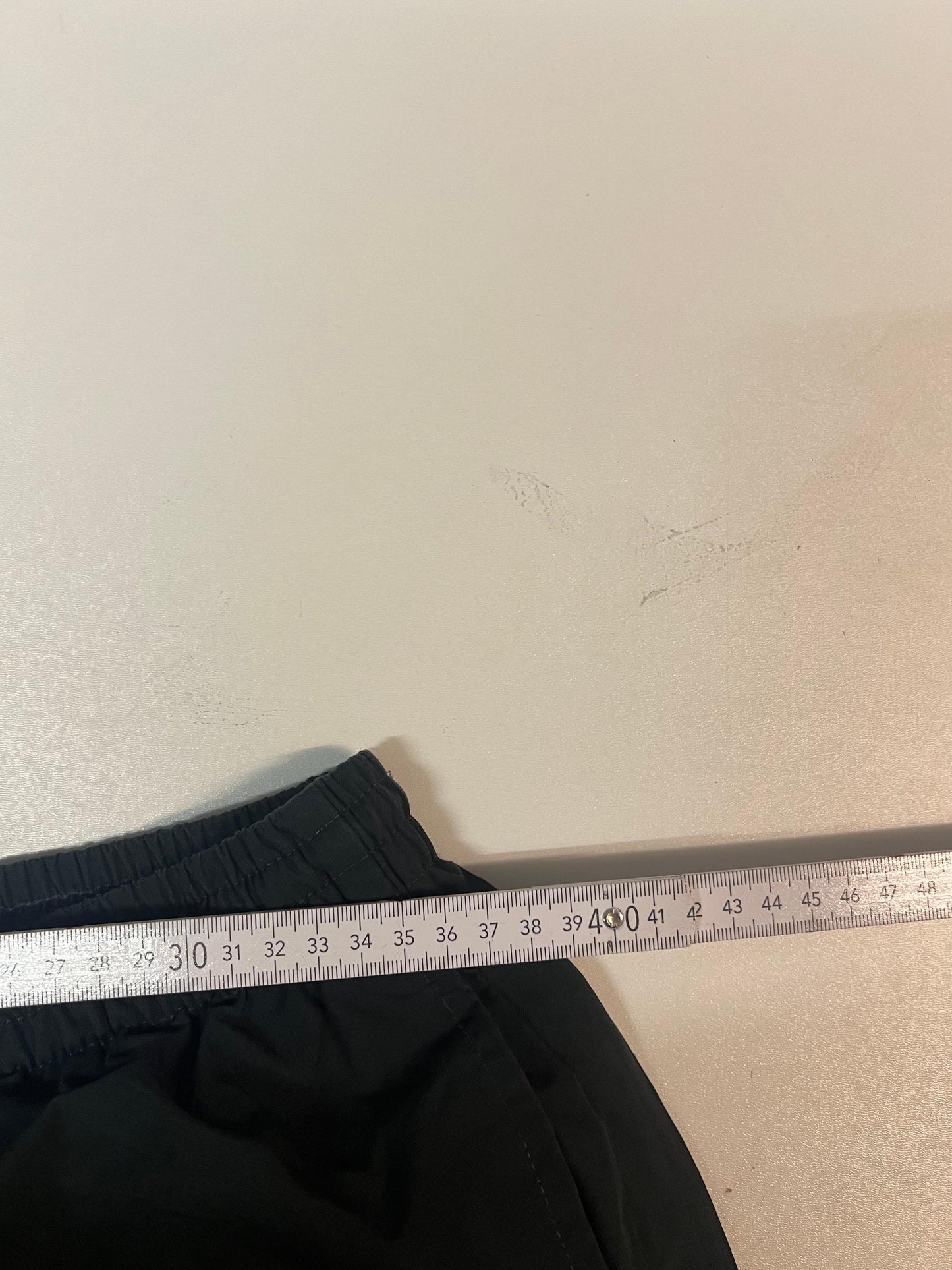 Entdecke unsere Vintage Track Pants von Nike und anderen Marken, erhältlich bei Valuxery.de - Dein Shop für trendige Vintage - Kleidung. Unsere Track Pants sind aus hochwertigen Materialien und