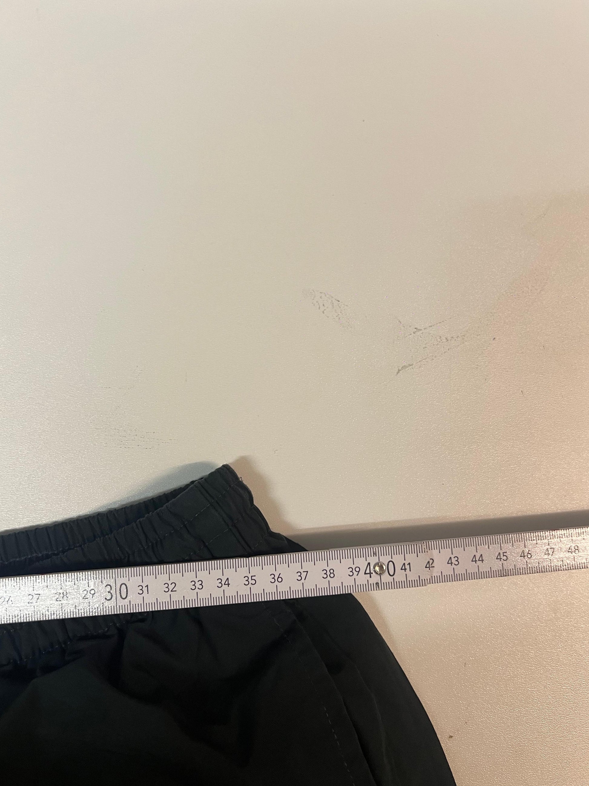 Entdecke unsere Vintage Track Pants von Nike und anderen Marken, erhältlich bei Valuxery.de - Dein Shop für trendige Vintage - Kleidung. Unsere Track Pants sind aus hochwertigen Materialien und