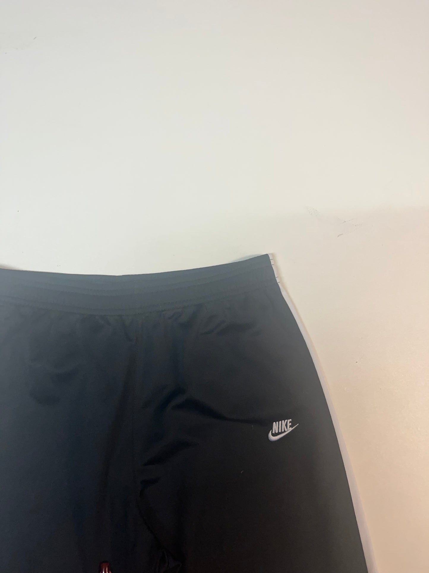 Entdecke unsere Vintage Track Pants von Nike und anderen Marken, erhältlich bei Valuxery.de - Dein Shop für trendige Vintage - Kleidung. Unsere Track Pants sind aus hochwertigen Materialien und