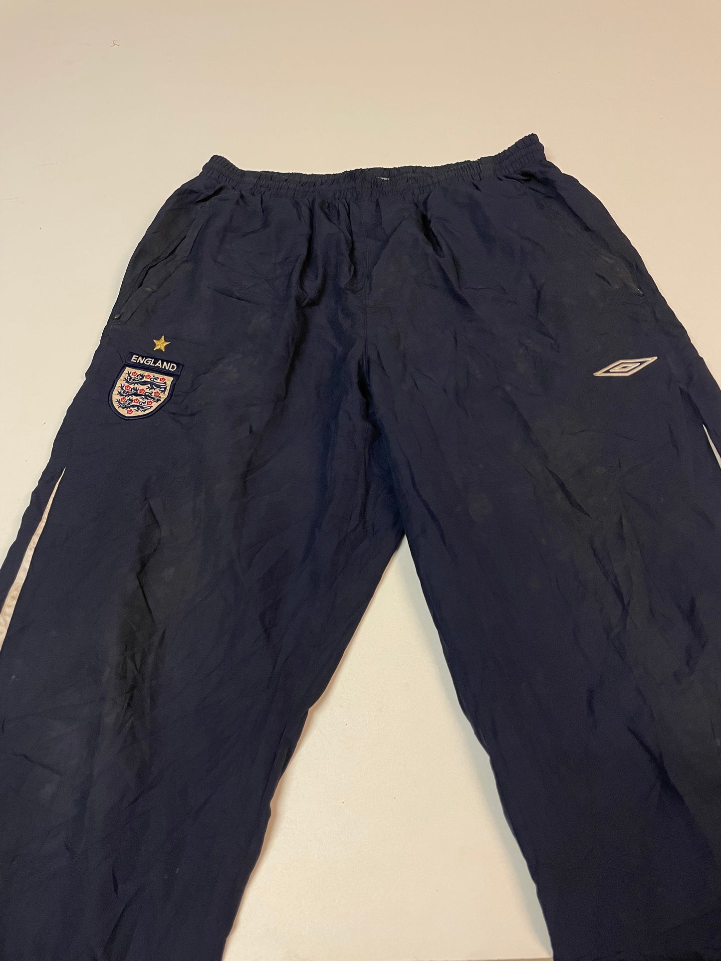 Entdecke unsere Vintage Track Pants von Nike und anderen Marken, erhältlich bei Valuxery.de - Dein Shop für trendige Vintage - Kleidung. Unsere Track Pants sind aus hochwertigen Materialien und