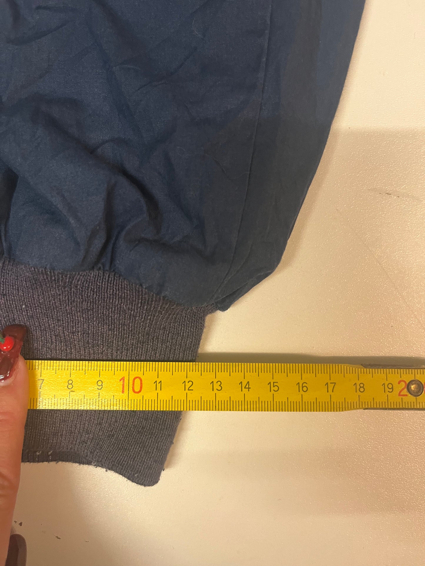 Entdecke unsere Vintage Track Pants von Nike und anderen Marken, erhältlich bei Valuxery.de - Dein Shop für trendige Vintage - Kleidung. Unsere Track Pants sind aus hochwertigen Materialien und