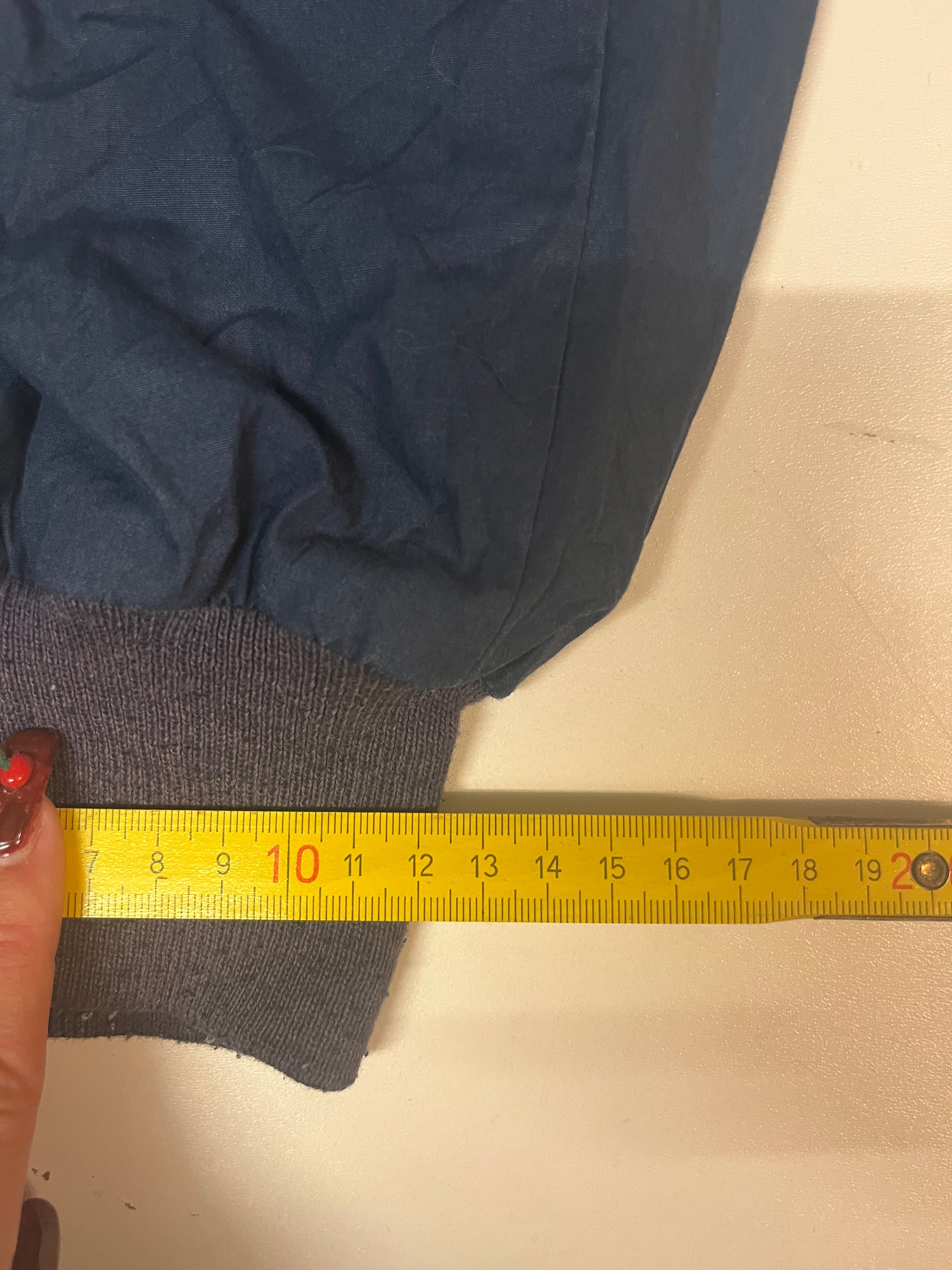 Entdecke unsere Vintage Track Pants von Nike und anderen Marken, erhältlich bei Valuxery.de - Dein Shop für trendige Vintage - Kleidung. Unsere Track Pants sind aus hochwertigen Materialien und