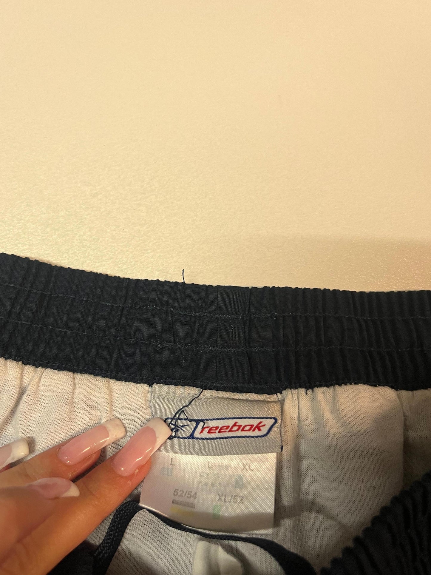 Entdecke unsere Vintage Track Pants von Nike und anderen Marken, erhältlich bei Valuxery.de - Dein Shop für trendige Vintage - Kleidung. Unsere Track Pants sind aus hochwertigen Materialien und