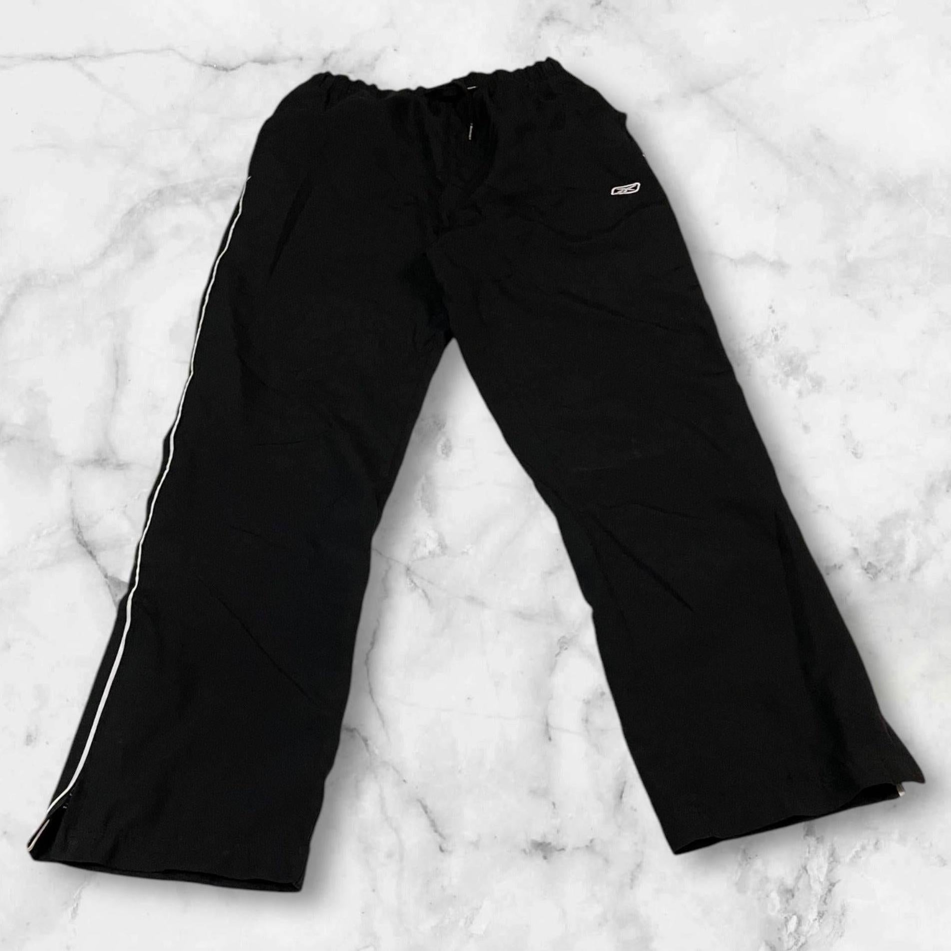 Entdecke unsere Vintage Track Pants von Nike und anderen Marken, erhältlich bei Valuxery.de - Dein Shop für trendige Vintage - Kleidung. Unsere Track Pants sind aus hochwertigen Materialien und