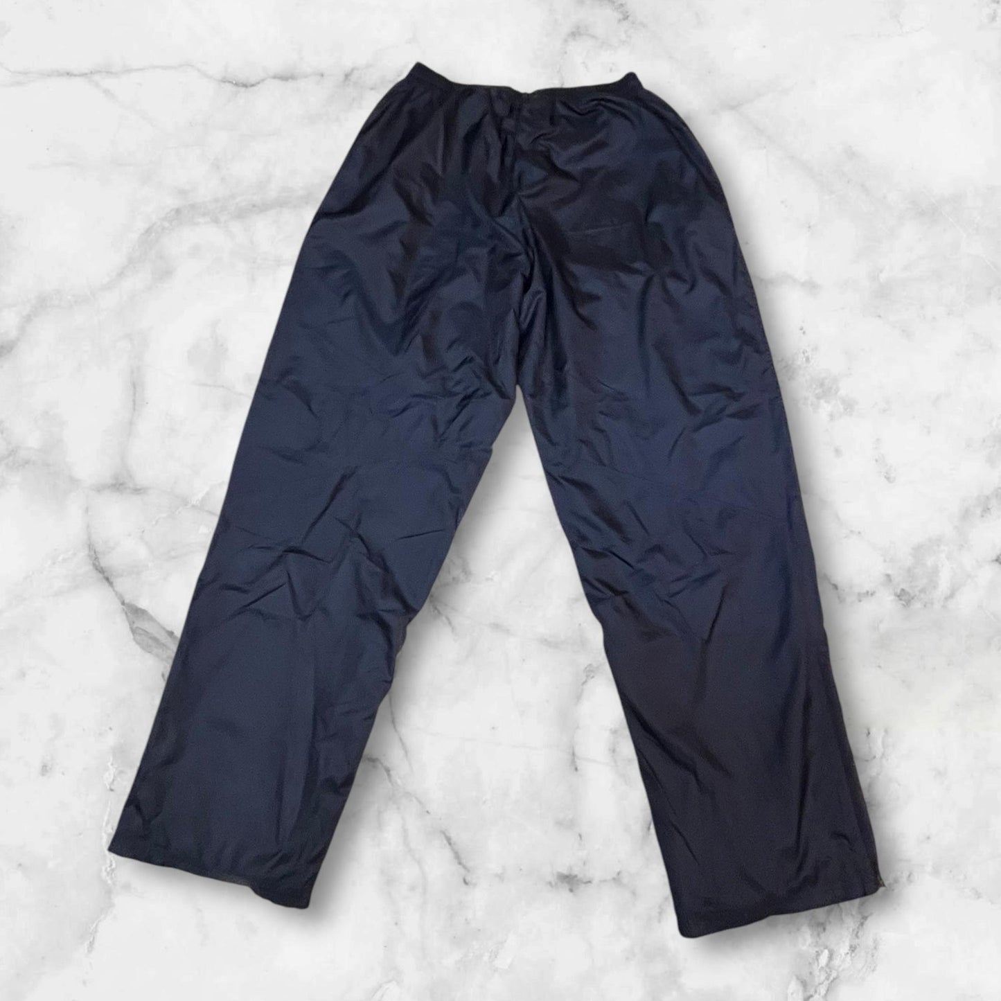 Entdecke unsere Vintage Track Pants von Nike und anderen Marken, erhältlich bei Valuxery.de - Dein Shop für trendige Vintage - Kleidung. Unsere Track Pants sind aus hochwertigen Materialien und
