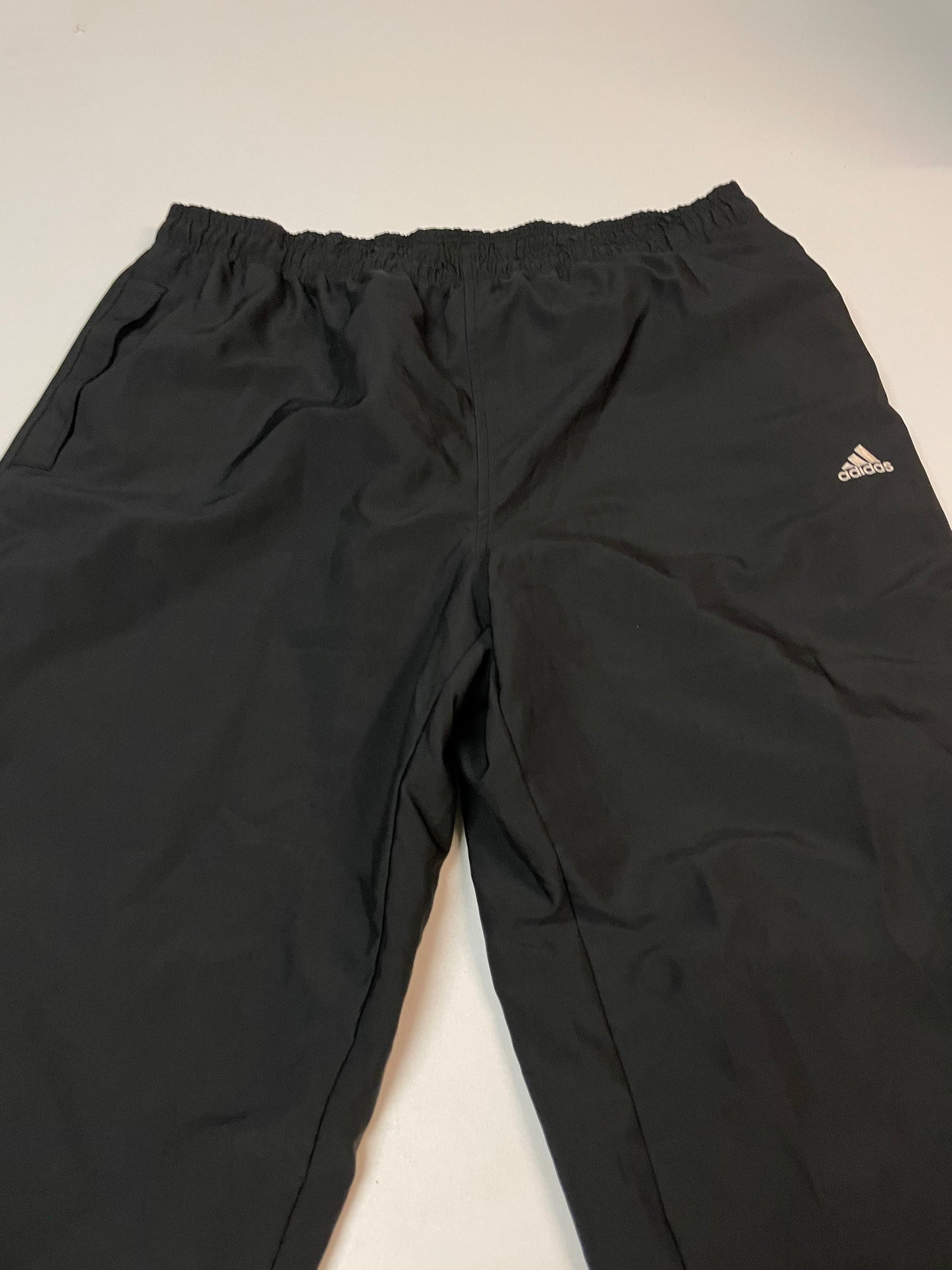 Entdecke unsere Vintage Track Pants von Nike und anderen Marken, erhältlich bei Valuxery.de - Dein Shop für trendige Vintage - Kleidung. Unsere Track Pants sind aus hochwertigen Materialien und