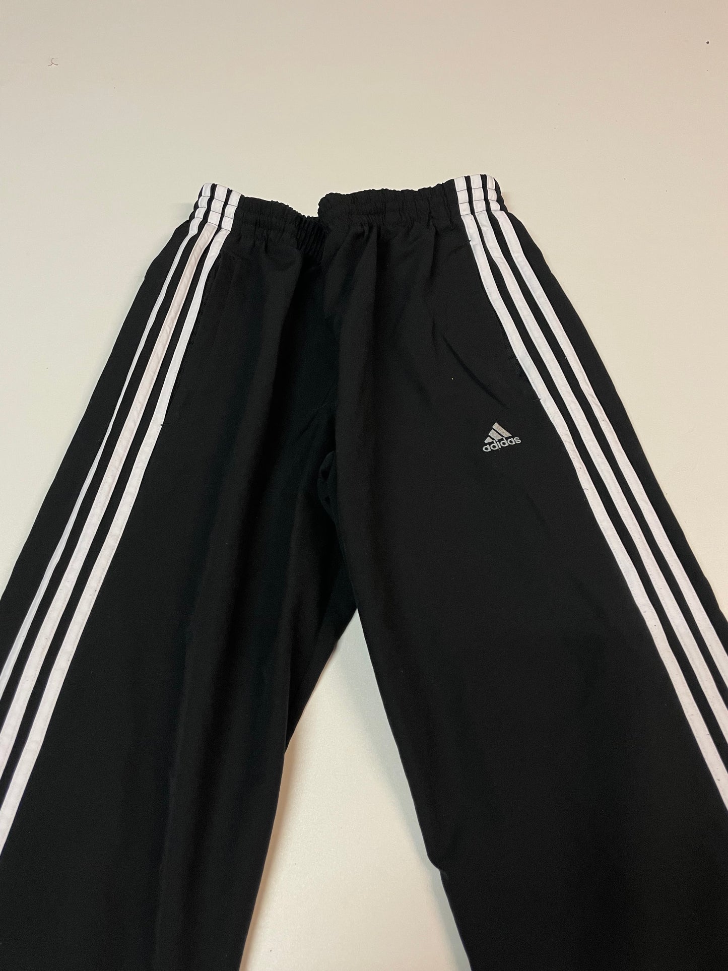 Entdecke unsere Vintage Track Pants von Nike und anderen Marken, erhältlich bei Valuxery.de - Dein Shop für trendige Vintage - Kleidung. Unsere Track Pants sind aus hochwertigen Materialien und