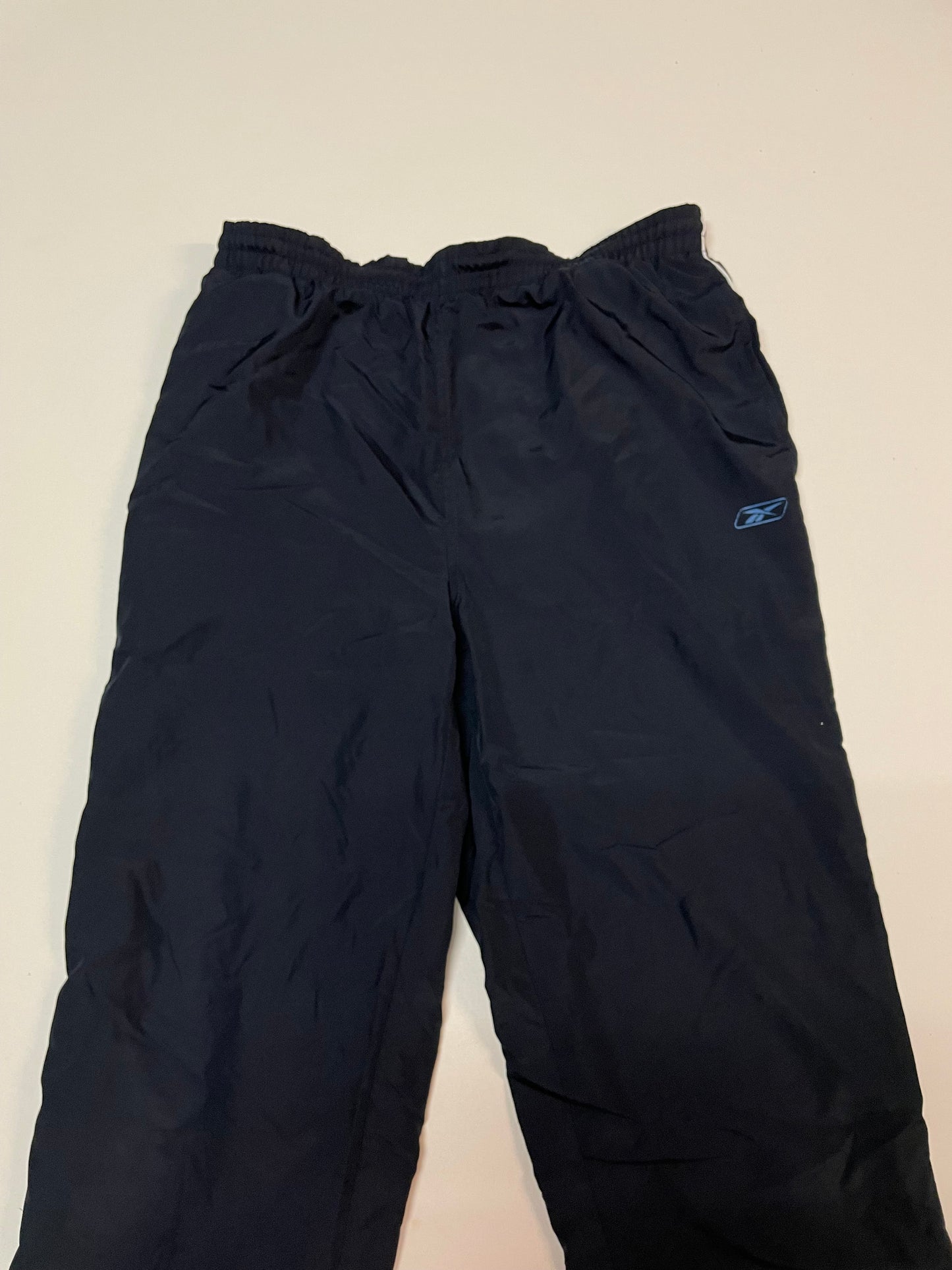 Entdecke unsere Vintage Track Pants von Nike und anderen Marken, erhältlich bei Valuxery.de - Dein Shop für trendige Vintage - Kleidung. Unsere Track Pants sind aus hochwertigen Materialien und