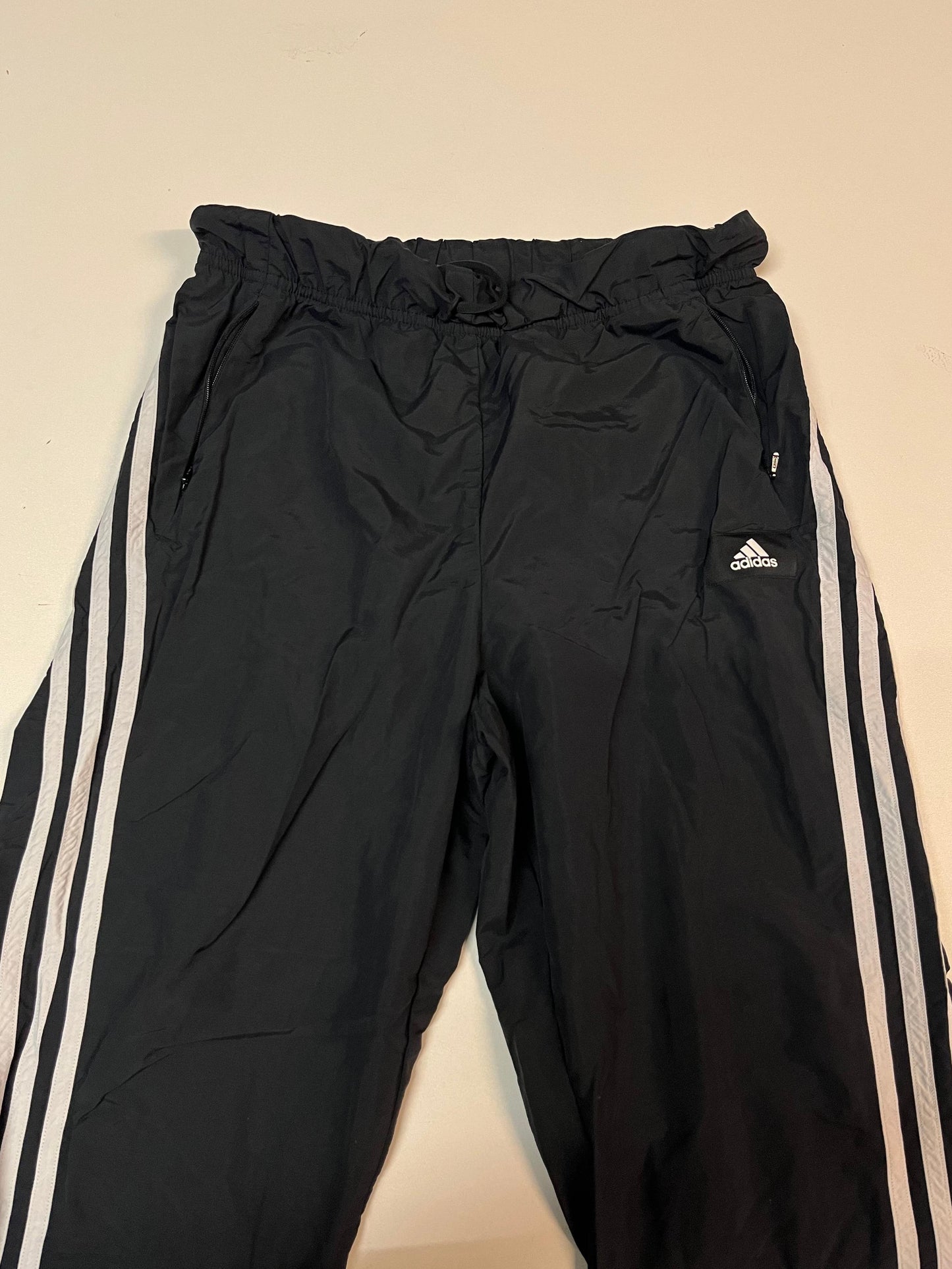 Entdecke unsere Vintage Track Pants von Nike und anderen Marken, erhältlich bei Valuxery.de - Dein Shop für trendige Vintage - Kleidung. Unsere Track Pants sind aus hochwertigen Materialien und