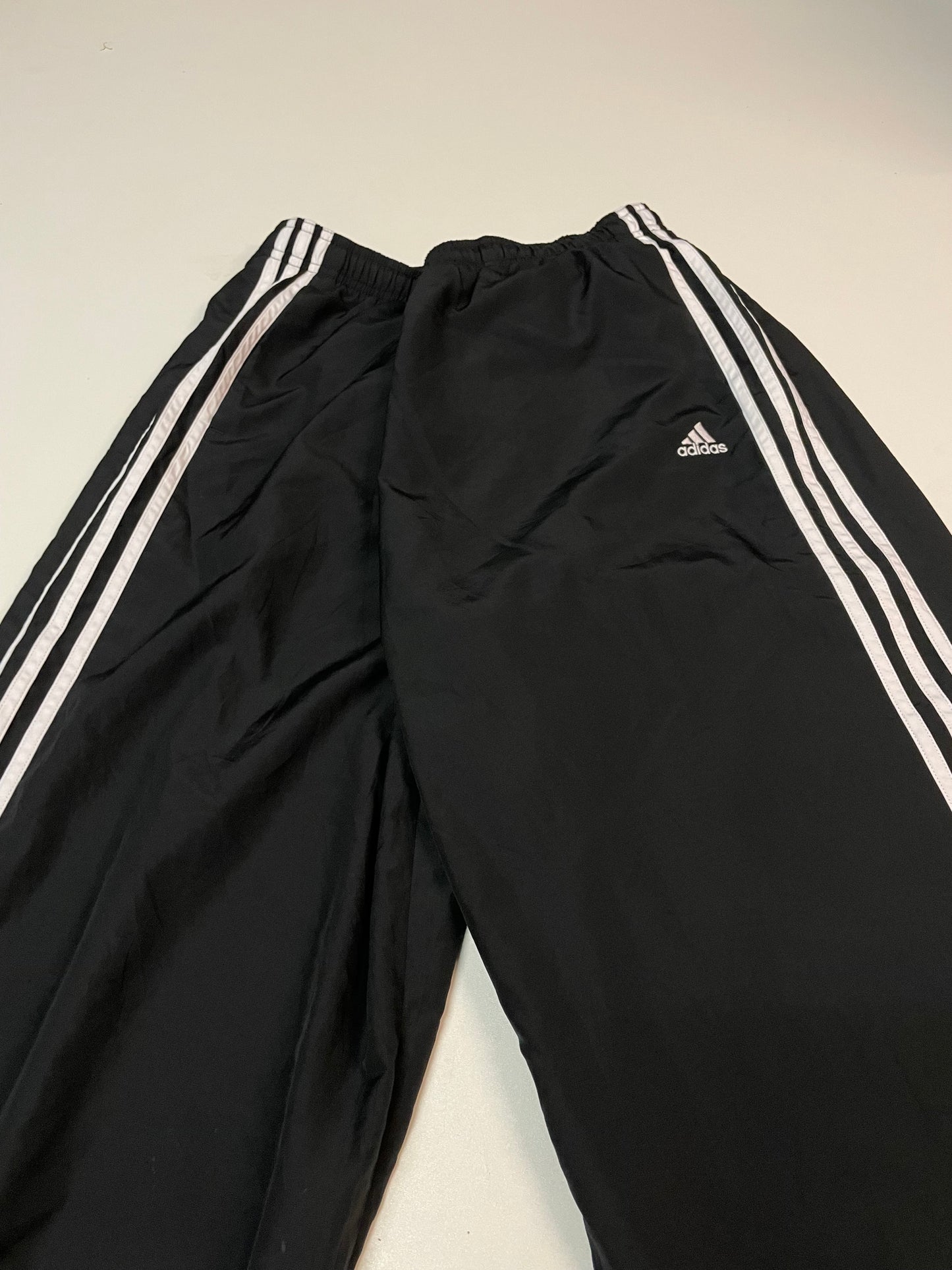 Entdecke unsere Vintage Track Pants von Nike und anderen Marken, erhältlich bei Valuxery.de - Dein Shop für trendige Vintage - Kleidung. Unsere Track Pants sind aus hochwertigen Materialien und