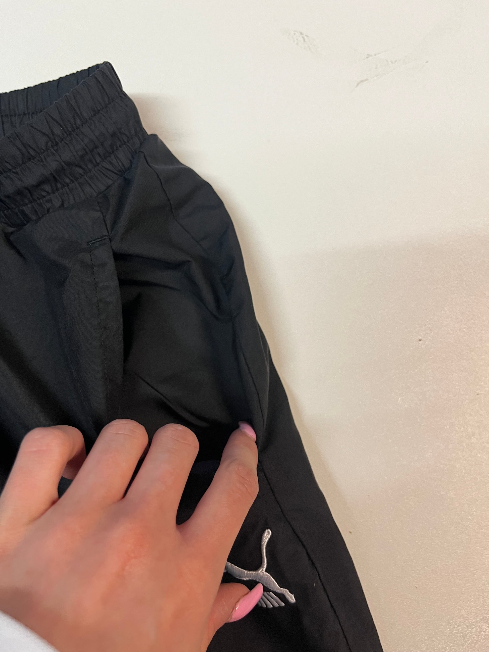 Entdecke unsere Vintage Track Pants von Nike und anderen Marken, erhältlich bei Valuxery.de - Dein Shop für trendige Vintage - Kleidung. Unsere Track Pants sind aus hochwertigen Materialien und