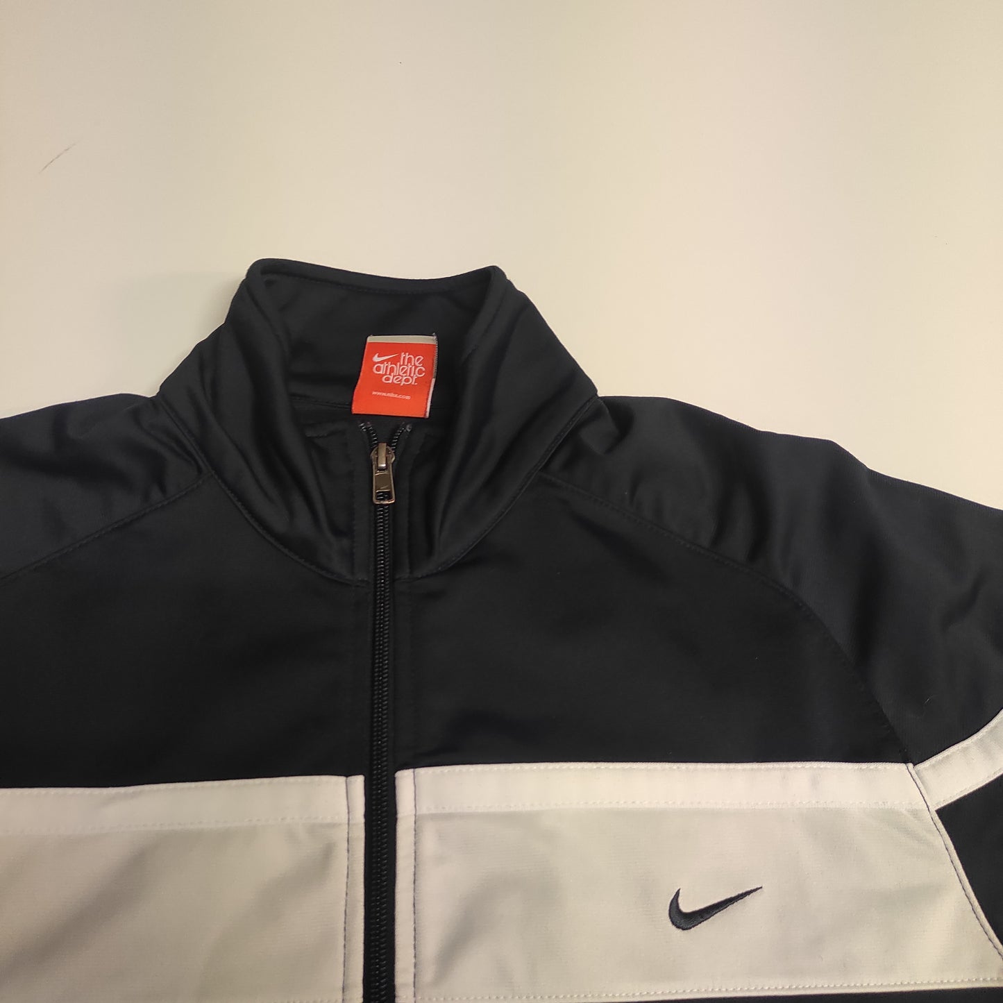 Entdecke unsere Vintage Track Pants von Nike und anderen Marken, erhältlich bei Valuxery.de - Dein Shop für trendige Vintage - Kleidung. Unsere Track Pants sind aus hochwertigen Materialien und