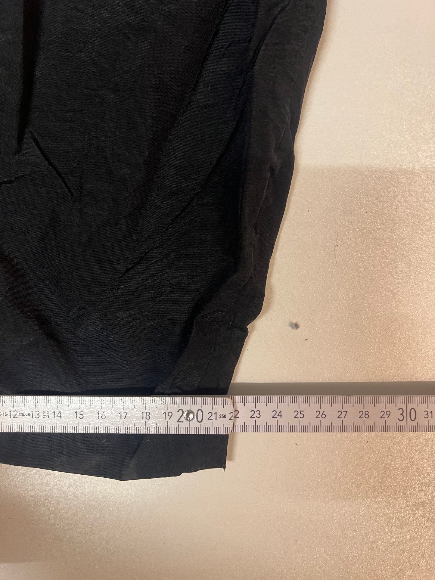 Entdecke unsere Vintage Track Pants von Nike und anderen Marken, erhältlich bei Valuxery.de - Dein Shop für trendige Vintage - Kleidung. Unsere Track Pants sind aus hochwertigen Materialien und