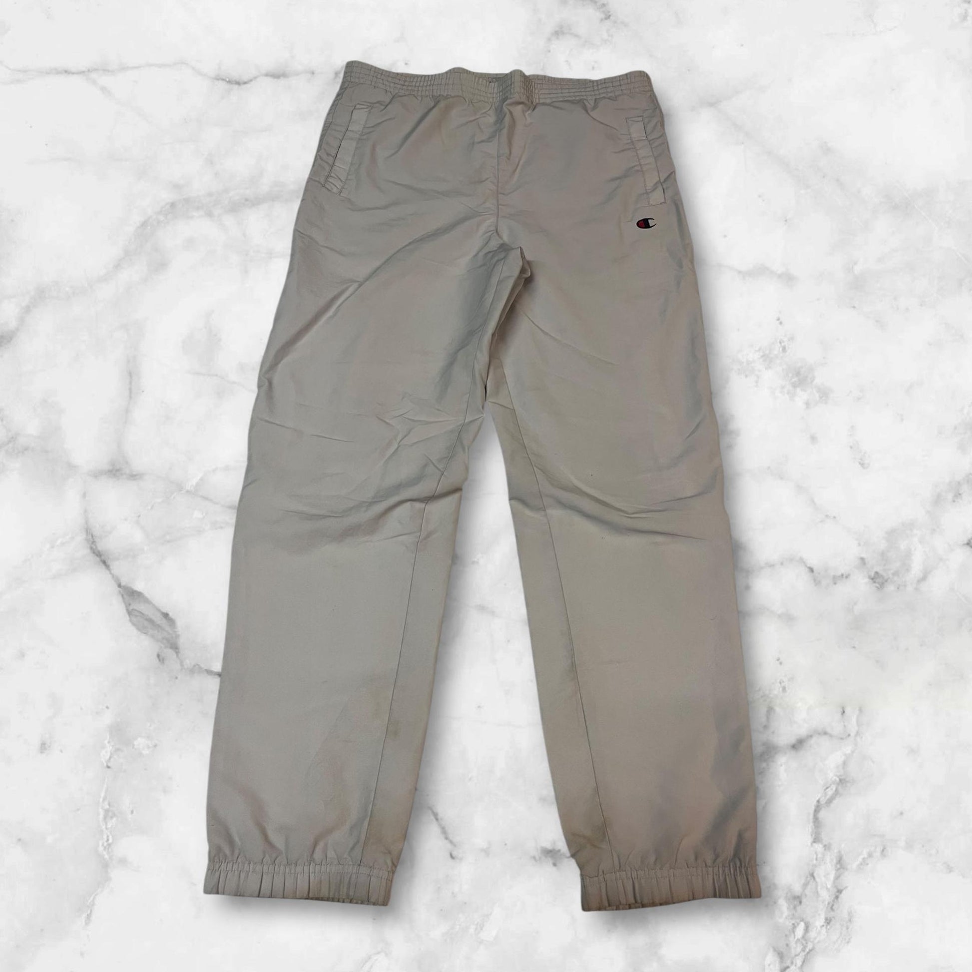 Entdecke unsere Vintage Track Pants von Nike und anderen Marken, erhältlich bei Valuxery.de - Dein Shop für trendige Vintage - Kleidung. Unsere Track Pants sind aus hochwertigen Materialien und