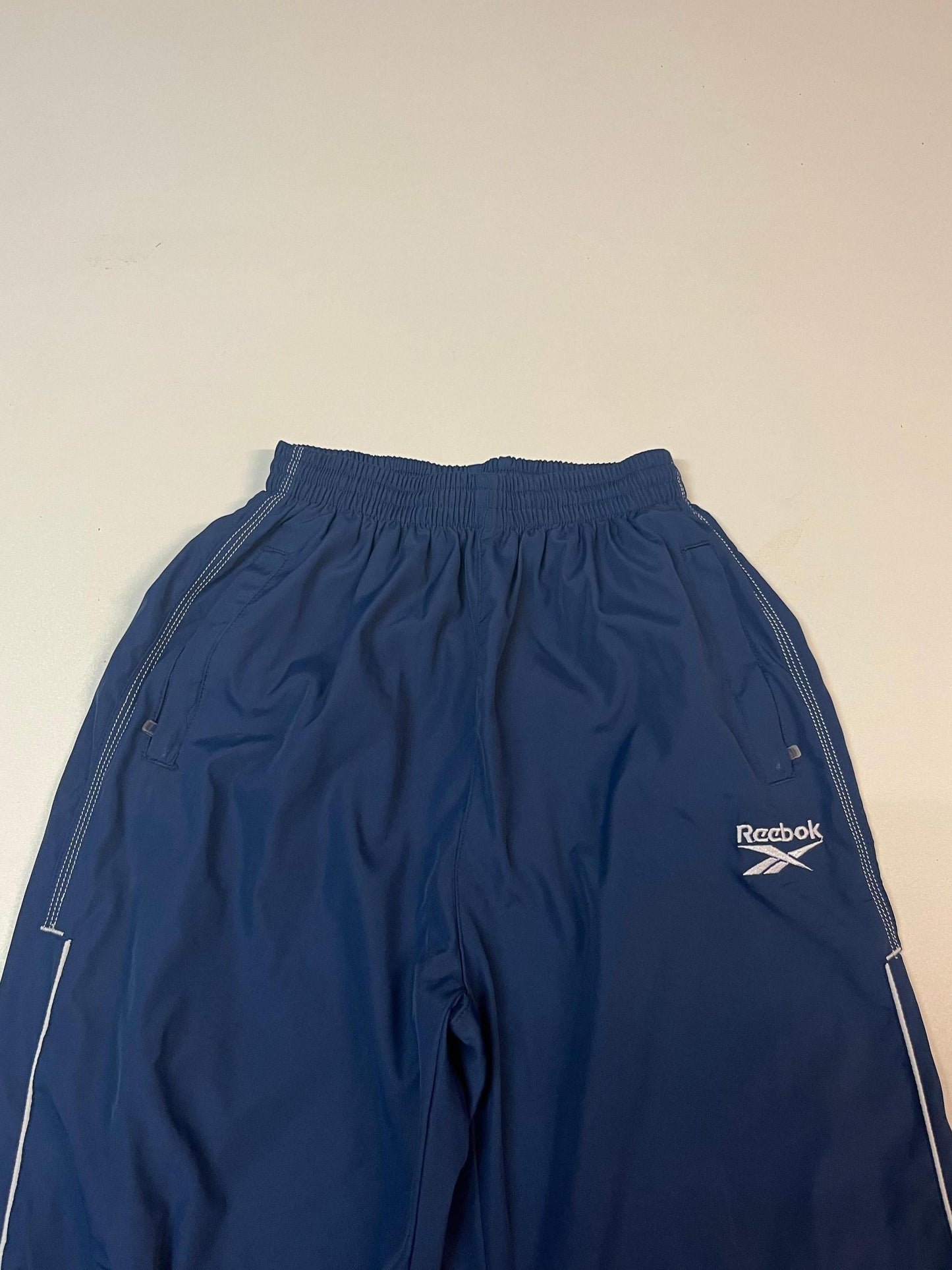 Entdecke unsere Vintage Track Pants von Nike und anderen Marken, erhältlich bei Valuxery.de - Dein Shop für trendige Vintage - Kleidung. Unsere Track Pants sind aus hochwertigen Materialien und