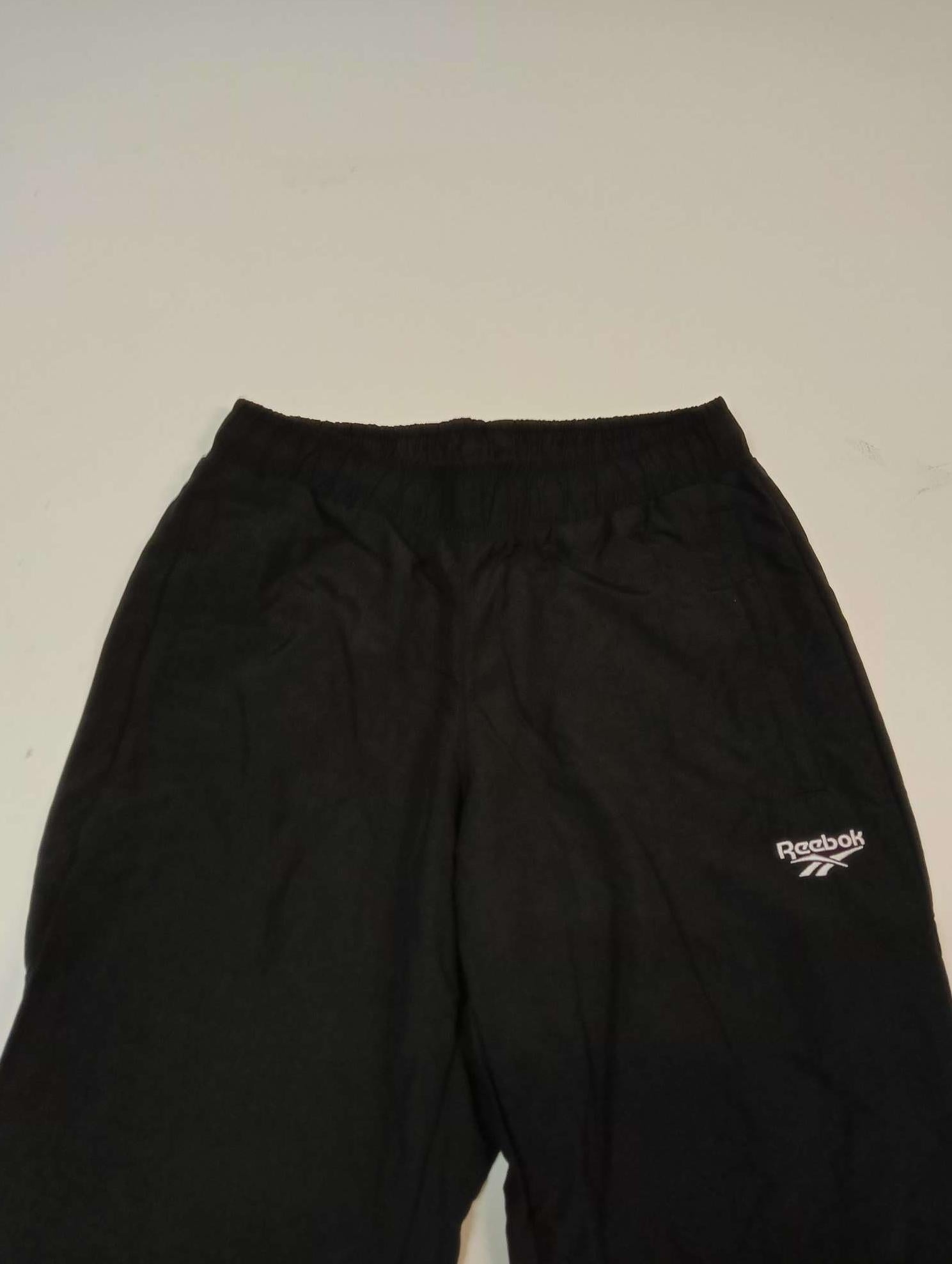 Entdecke unsere Vintage Track Pants von Nike und anderen Marken, erhältlich bei Valuxery.de - Dein Shop für trendige Vintage - Kleidung. Unsere Track Pants sind aus hochwertigen Materialien und