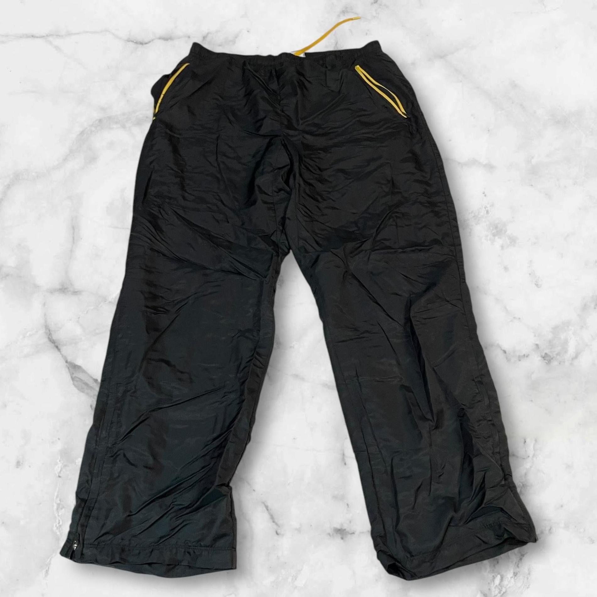 Entdecke unsere Vintage Track Pants von Nike und anderen Marken, erhältlich bei Valuxery.de - Dein Shop für trendige Vintage - Kleidung. Unsere Track Pants sind aus hochwertigen Materialien und