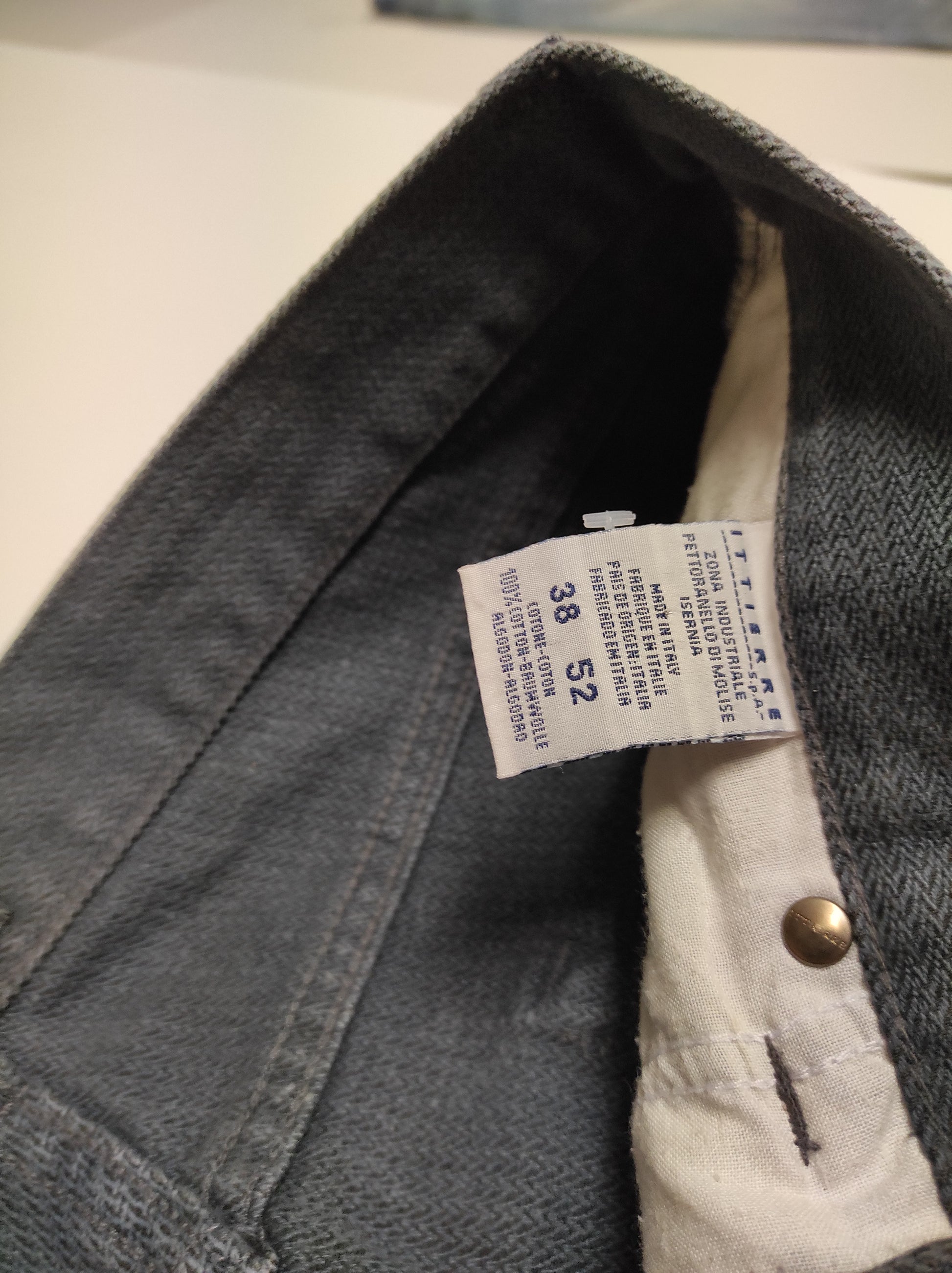 Entdecke unsere Vintage Track Pants von Nike und anderen Marken, erhältlich bei Valuxery.de - Dein Shop für trendige Vintage - Kleidung. Unsere Track Pants sind aus hochwertigen Materialien und