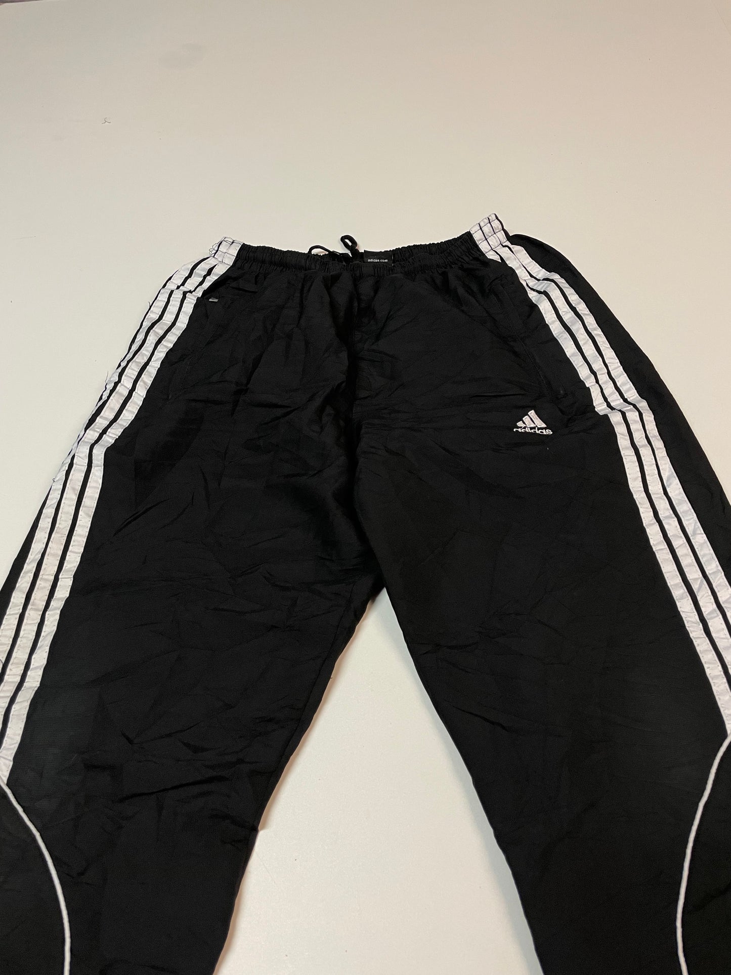 Entdecke unsere Vintage Track Pants von Nike und anderen Marken, erhältlich bei Valuxery.de - Dein Shop für trendige Vintage - Kleidung. Unsere Track Pants sind aus hochwertigen Materialien und