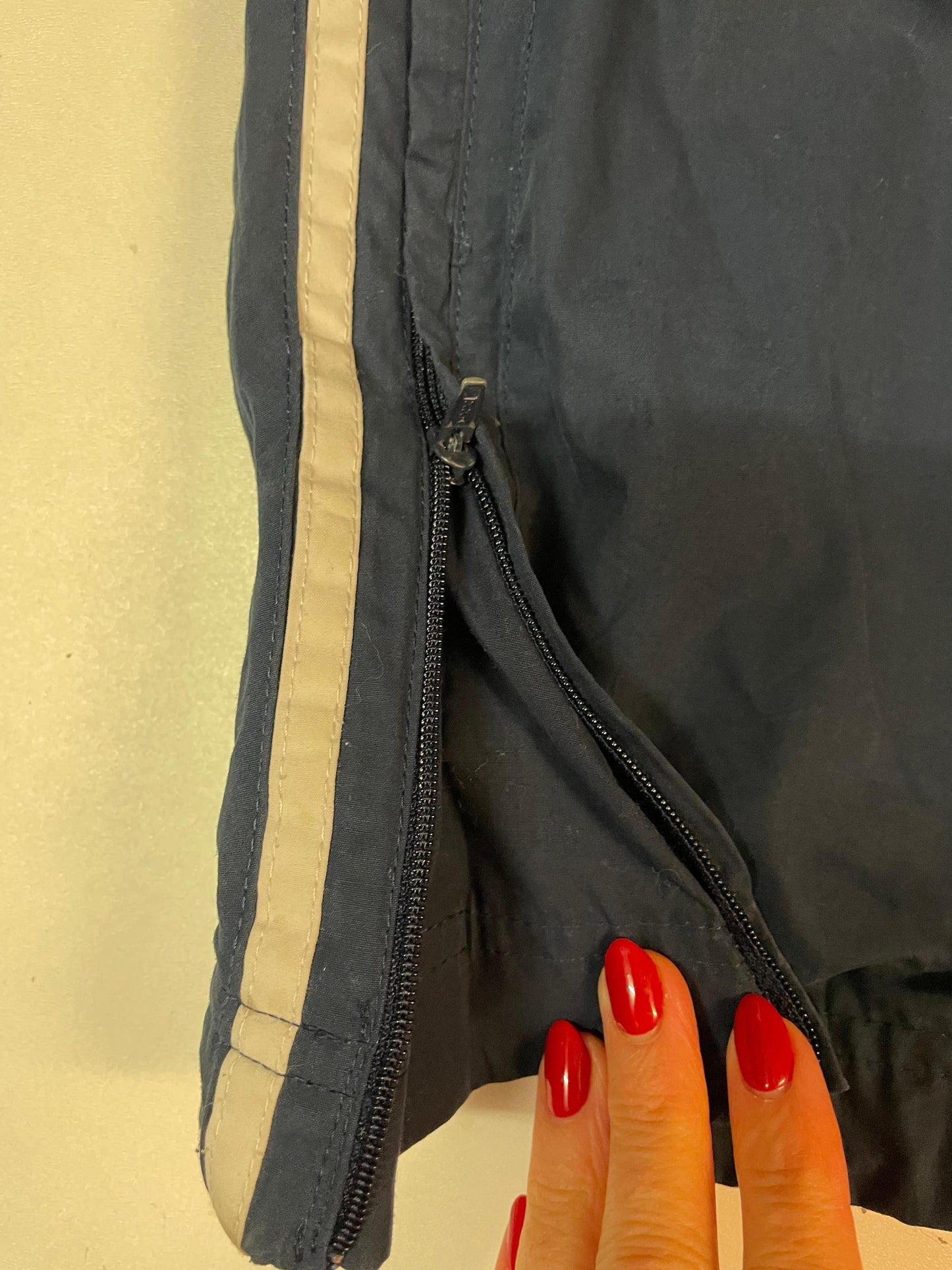 Entdecke unsere Vintage Track Pants von Nike und anderen Marken, erhältlich bei Valuxery.de - Dein Shop für trendige Vintage - Kleidung. Unsere Track Pants sind aus hochwertigen Materialien und
