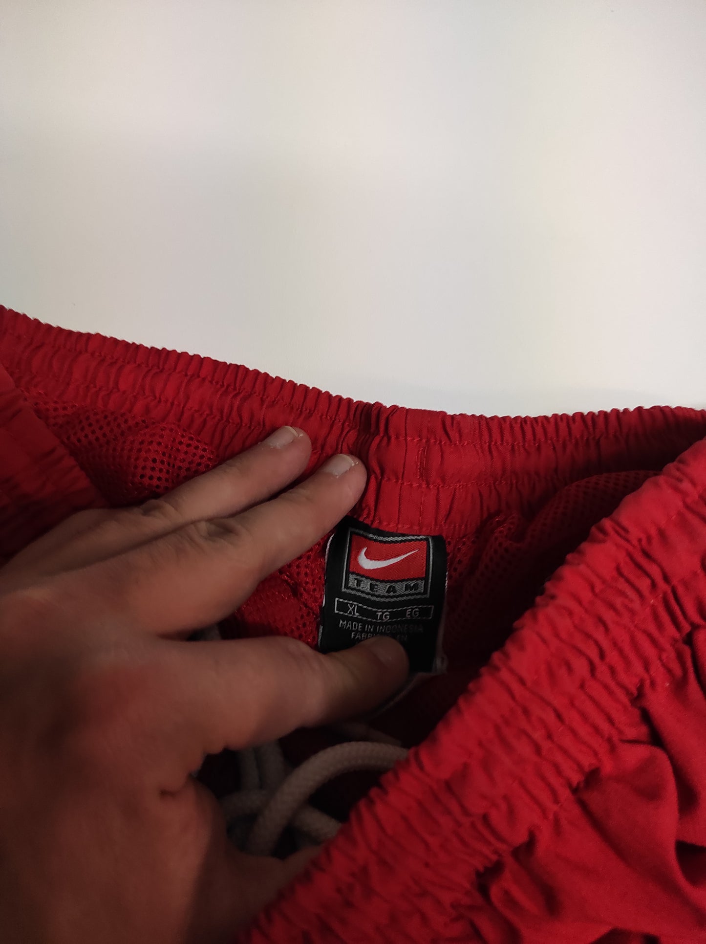 Entdecke unsere Vintage Track Pants von Nike und anderen Marken, erhältlich bei Valuxery.de - Dein Shop für trendige Vintage - Kleidung. Unsere Track Pants sind aus hochwertigen Materialien und