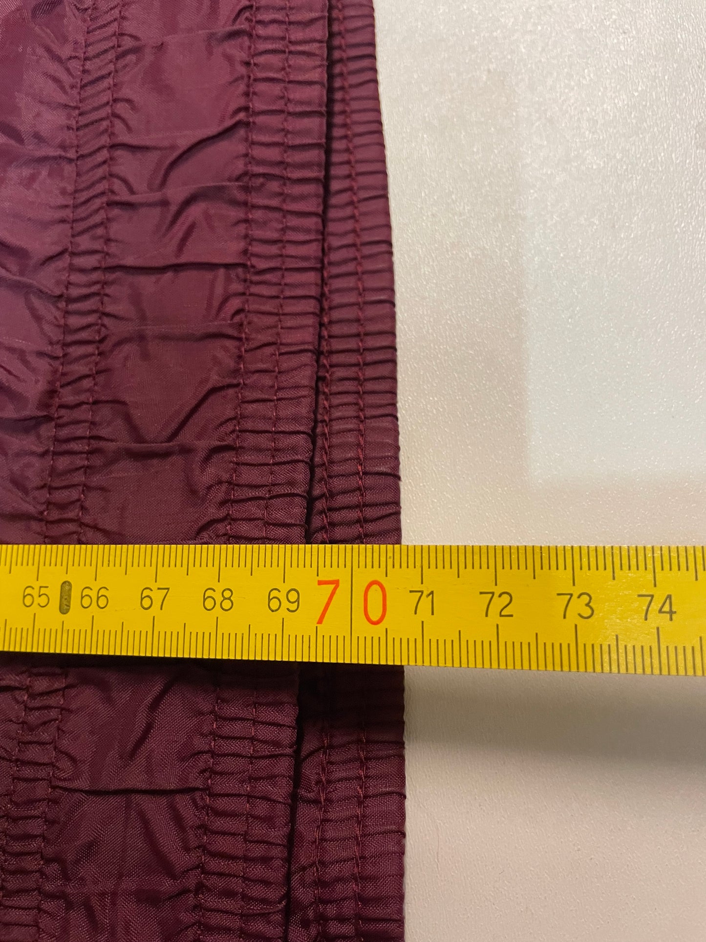 Entdecke unsere Vintage Track Pants von Nike und anderen Marken, erhältlich bei Valuxery.de - Dein Shop für trendige Vintage - Kleidung. Unsere Track Pants sind aus hochwertigen Materialien und