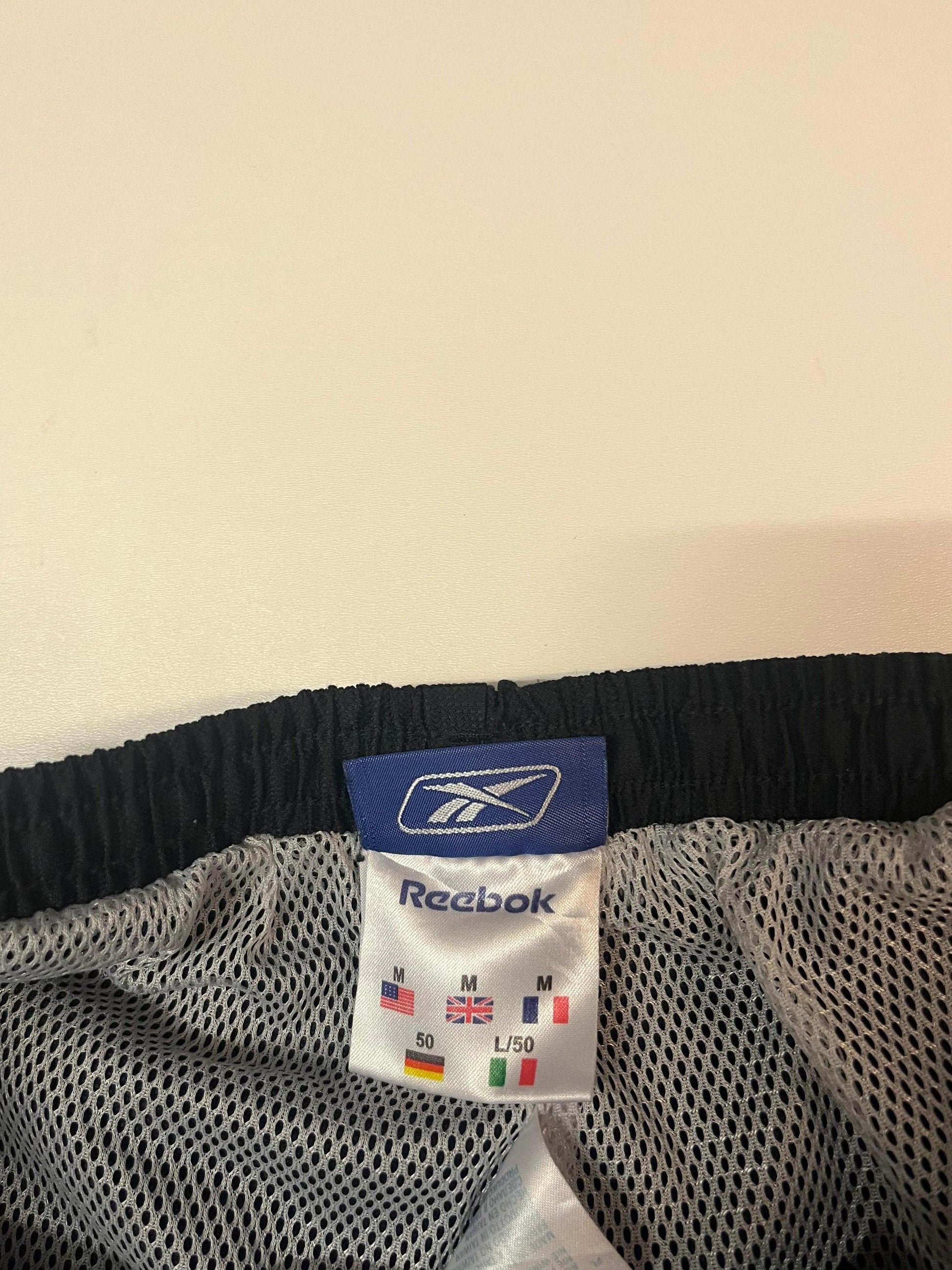 Entdecke unsere Vintage Track Pants von Nike und anderen Marken, erhältlich bei Valuxery.de - Dein Shop für trendige Vintage - Kleidung. Unsere Track Pants sind aus hochwertigen Materialien und