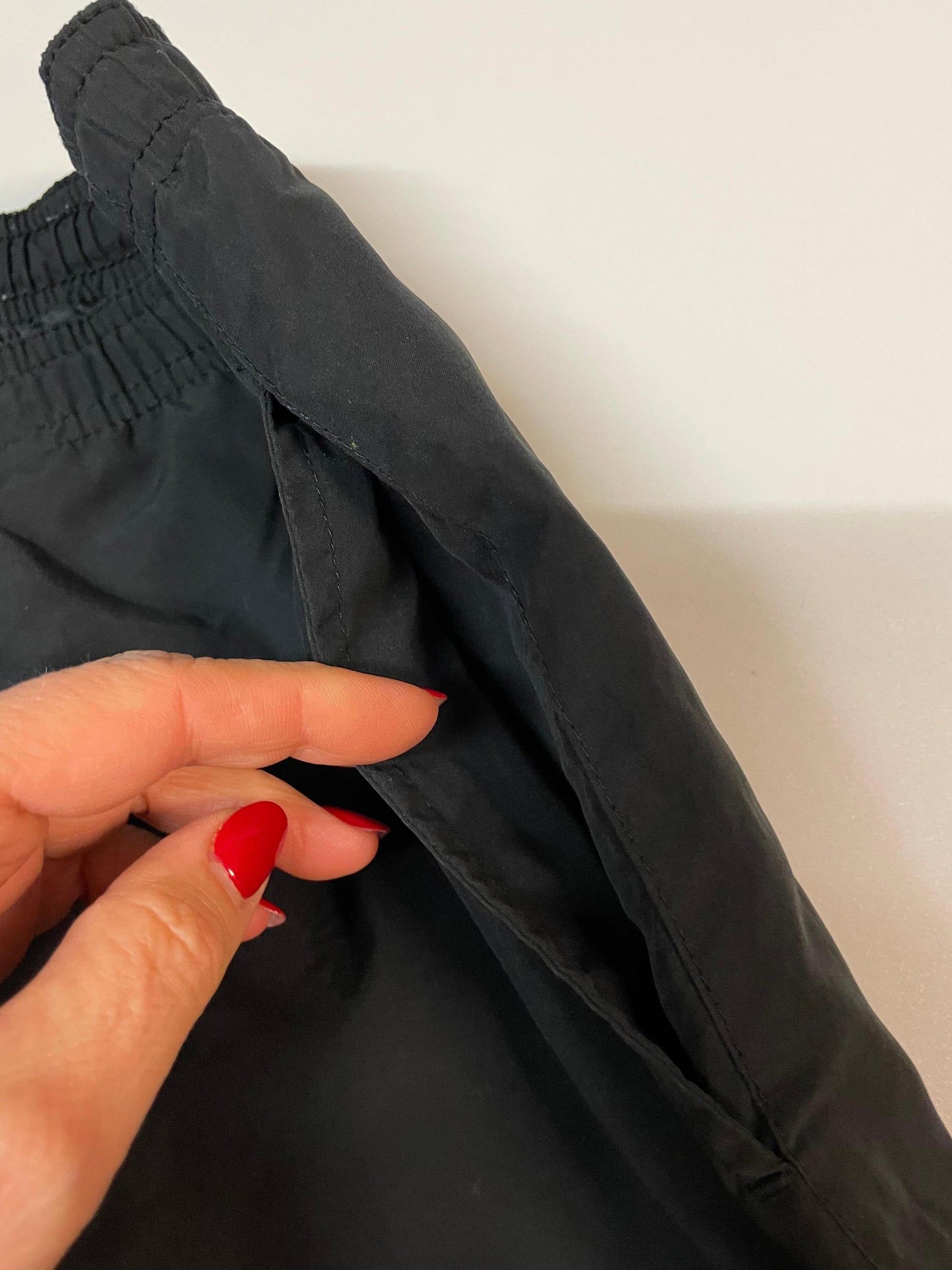 Entdecke unsere Vintage Track Pants von Nike und anderen Marken, erhältlich bei Valuxery.de - Dein Shop für trendige Vintage - Kleidung. Unsere Track Pants sind aus hochwertigen Materialien und