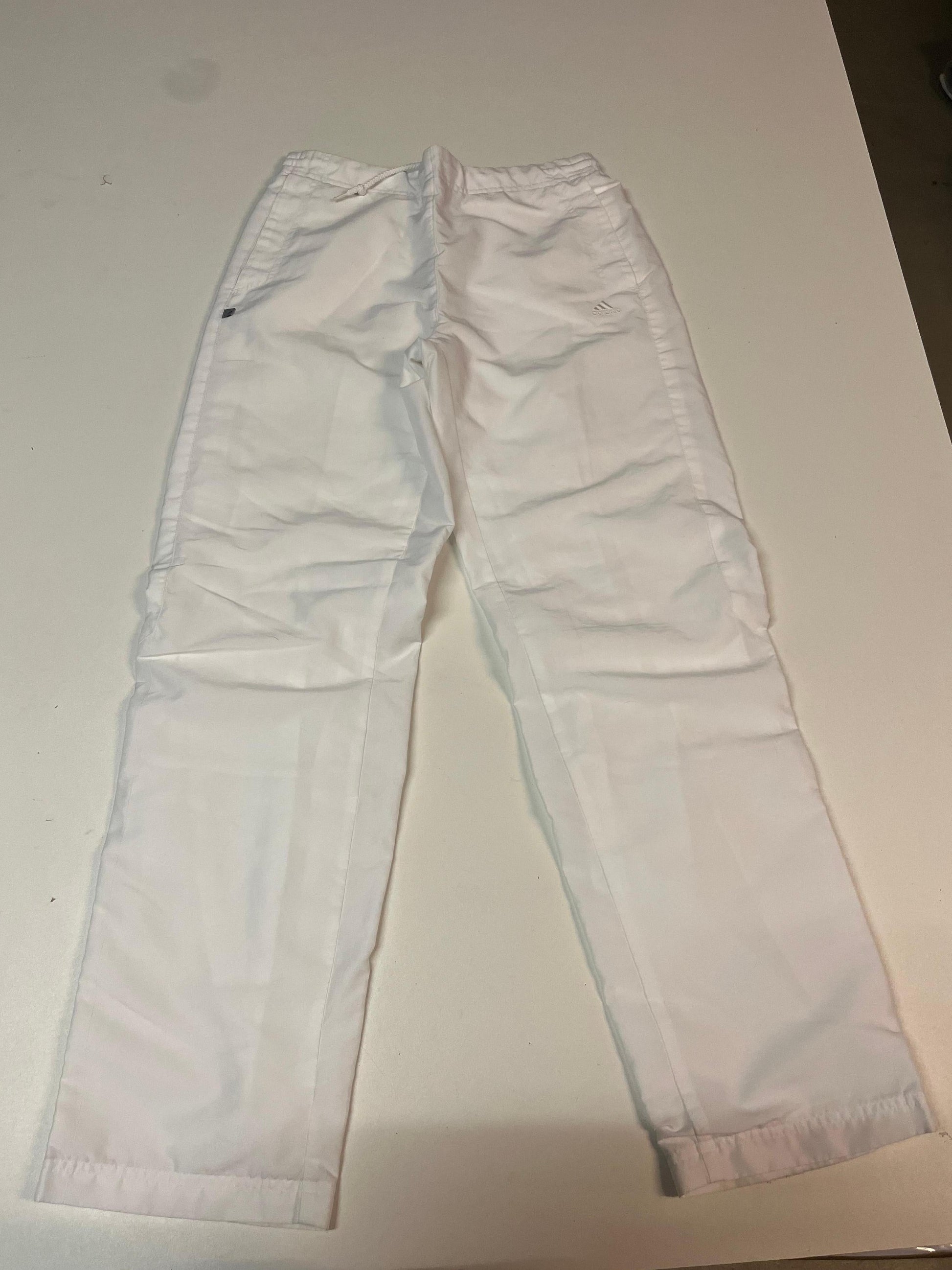 Entdecke unsere Vintage Track Pants von Nike und anderen Marken, erhältlich bei Valuxery.de - Dein Shop für trendige Vintage - Kleidung. Unsere Track Pants sind aus hochwertigen Materialien und