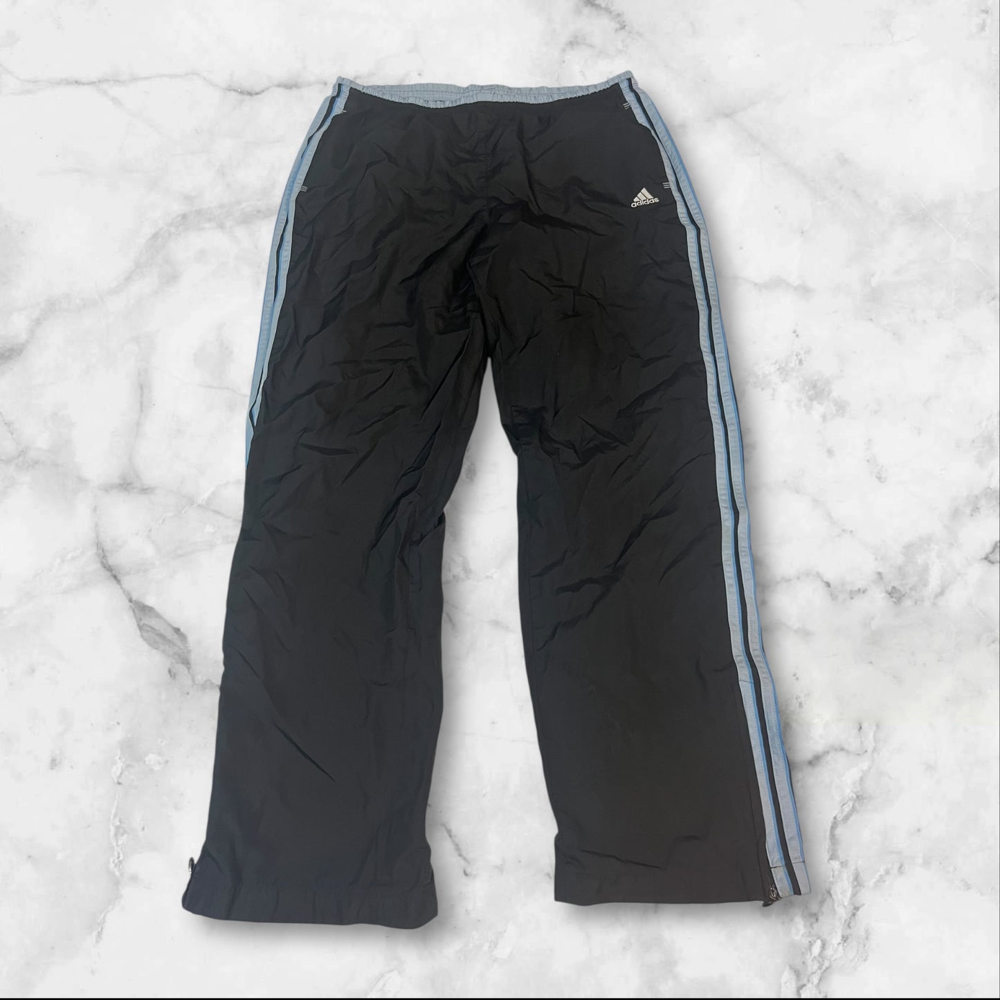 Entdecke unsere Vintage Track Pants von Nike und anderen Marken, erhältlich bei Valuxery.de - Dein Shop für trendige Vintage - Kleidung. Unsere Track Pants sind aus hochwertigen Materialien und